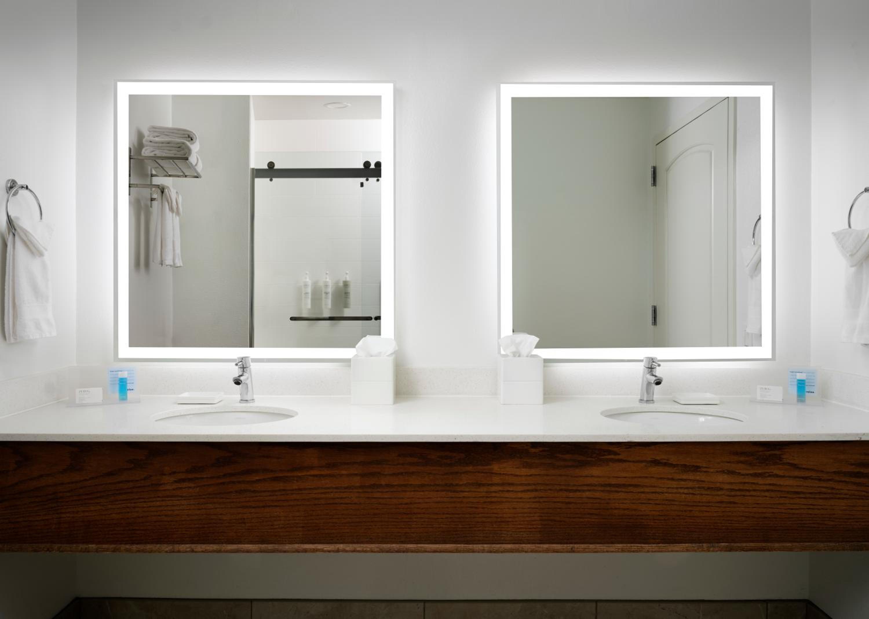 One-Bedroom King Suite with Walk-In Shower - Photo 4