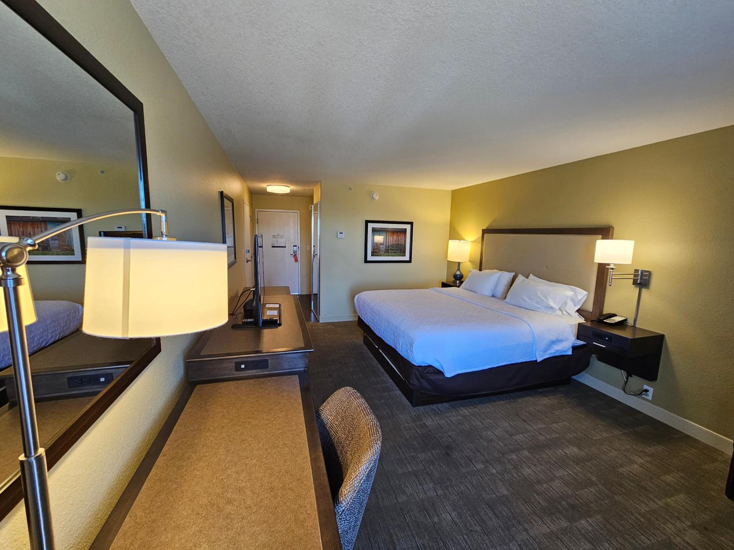 King Room with King Bed - Non-Smoking - Photo 2