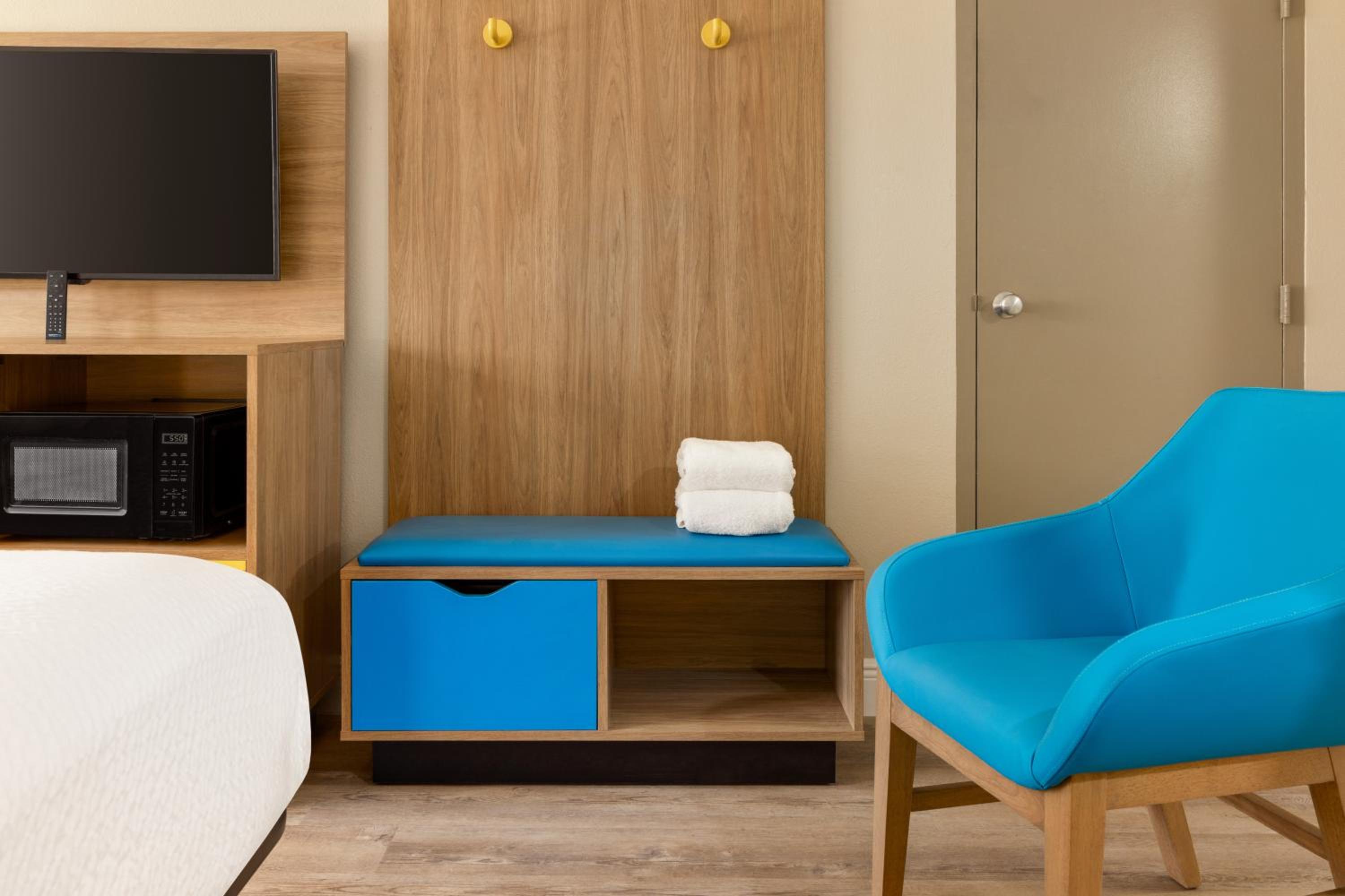 Double Room with Two Double Beds - Smoking - Photo 3