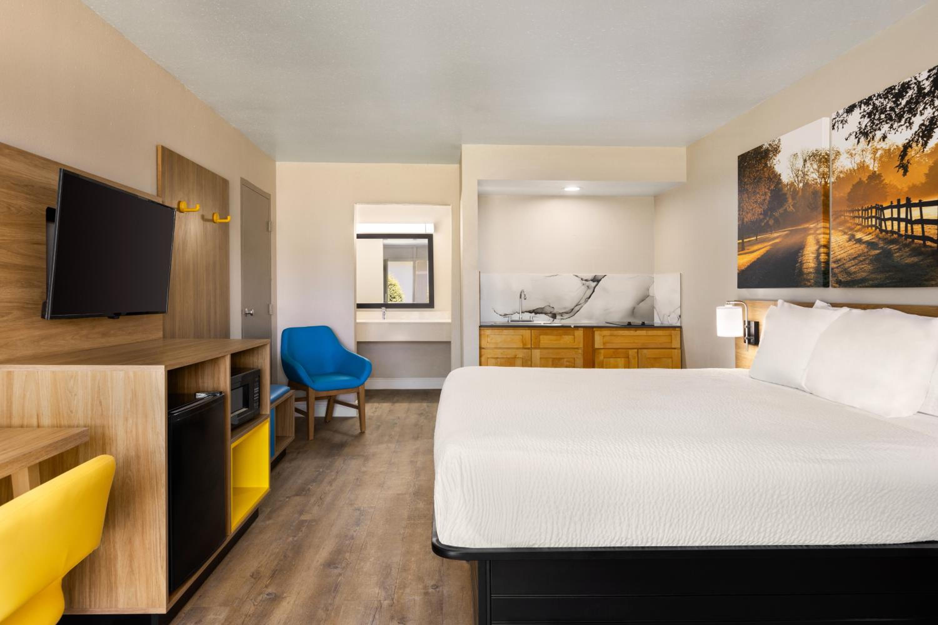 King Room with Kitchenette - Non-Smoking - Photo 6