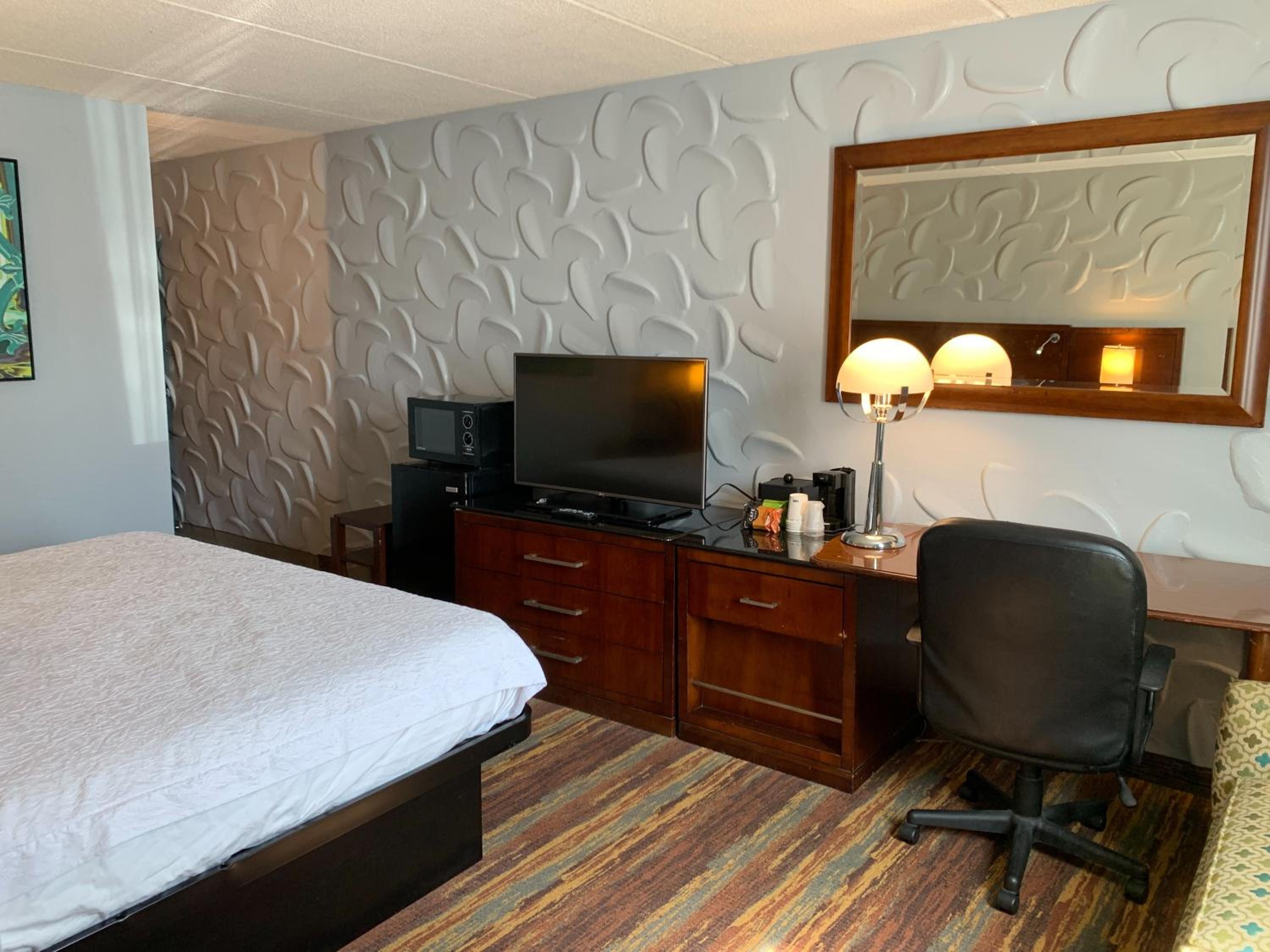 King Room - Non-Smoking - Photo 4