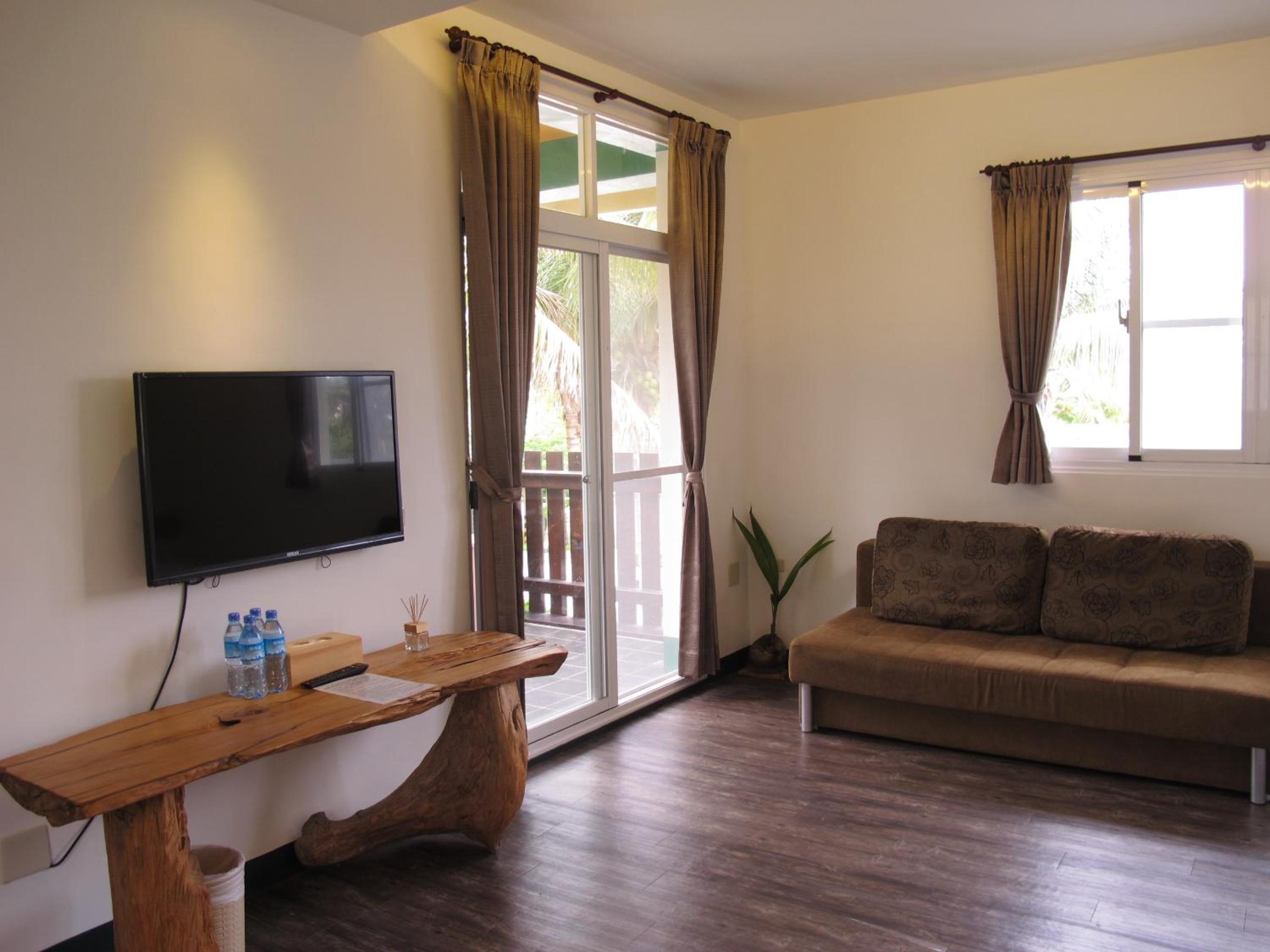 Family Room with Balcony photo 2
