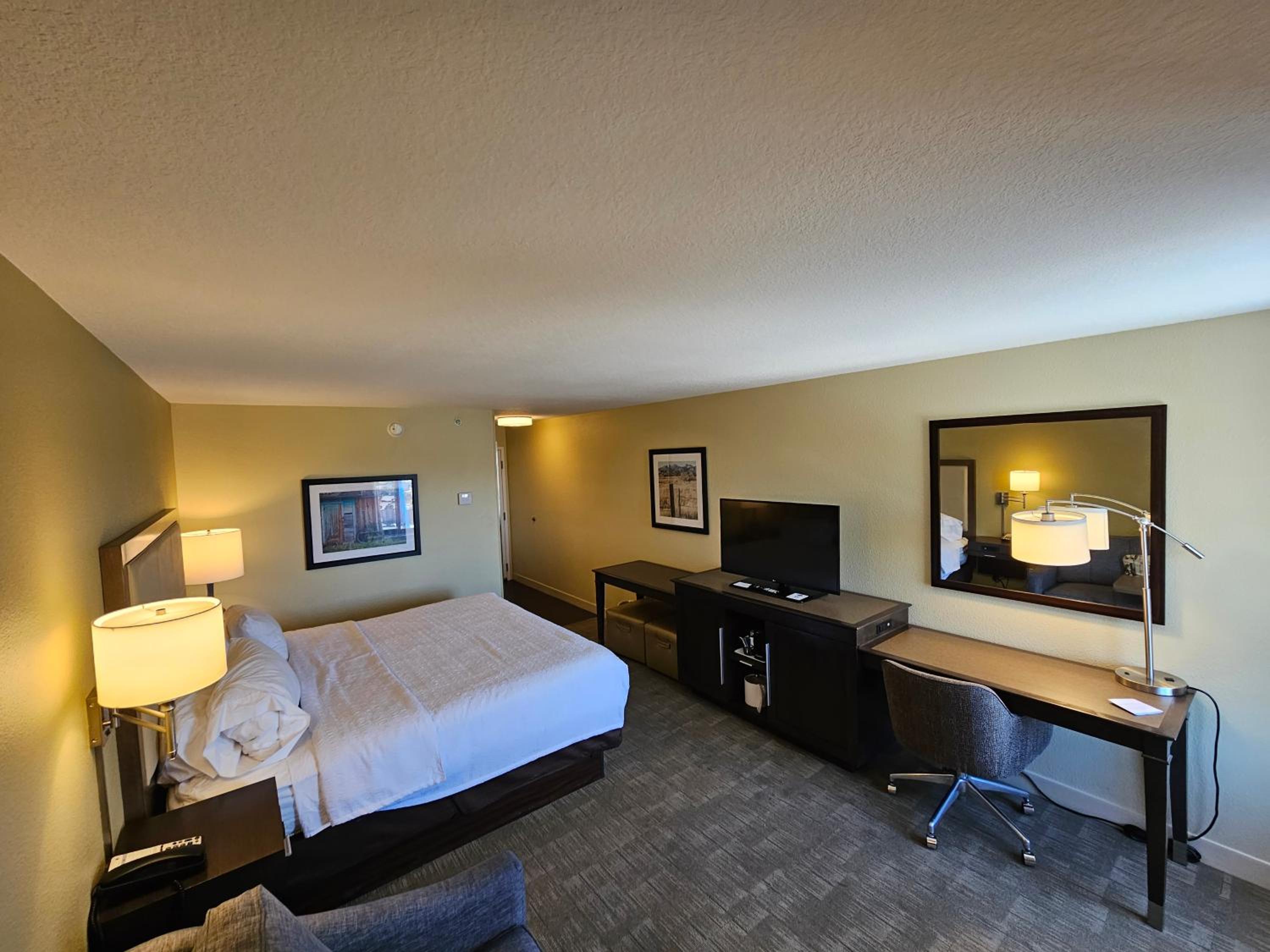 King Room with Sofa Bed - Non-Smoking - Photo 4