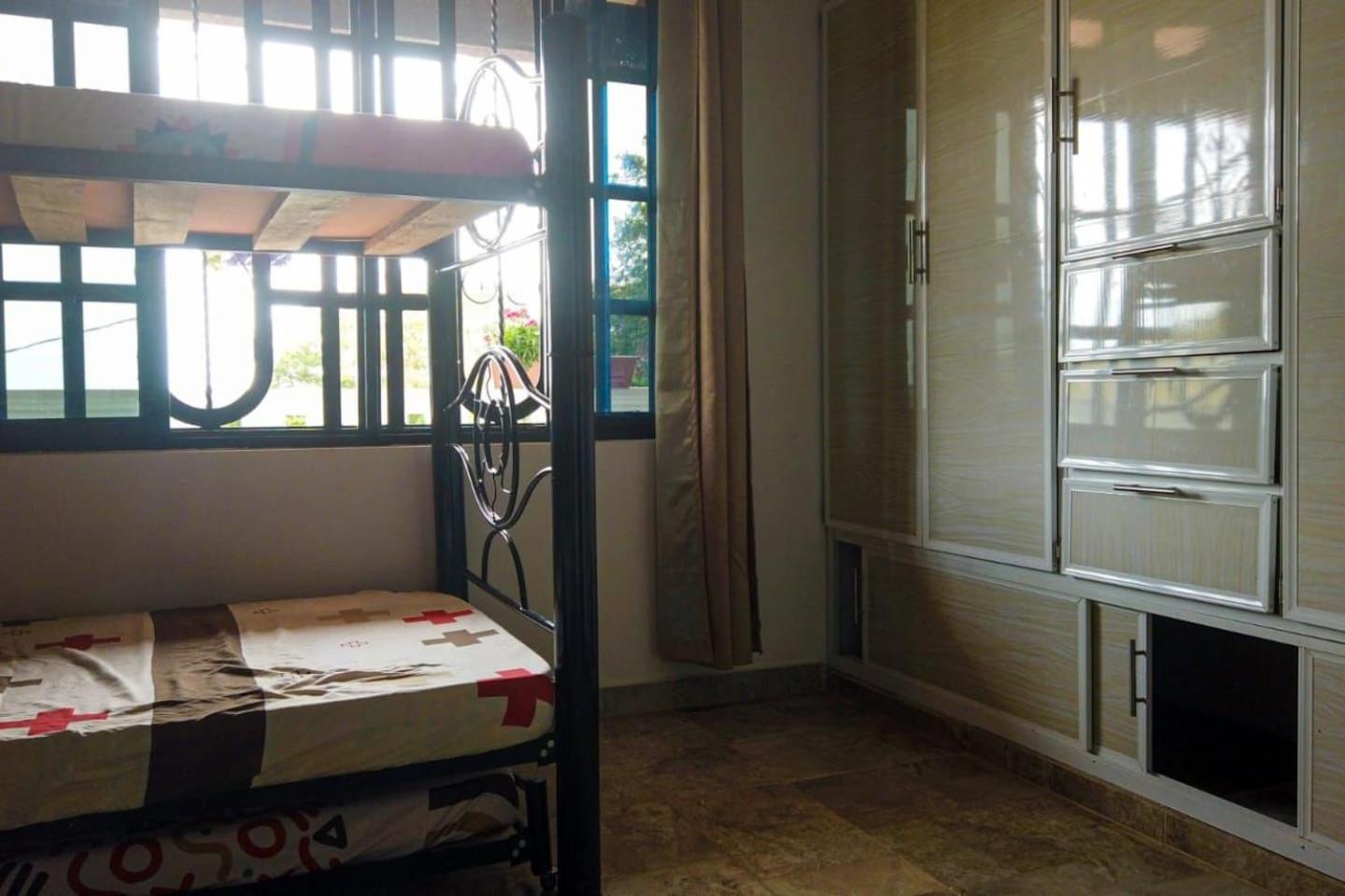 Seven-Bedroom House photo 1