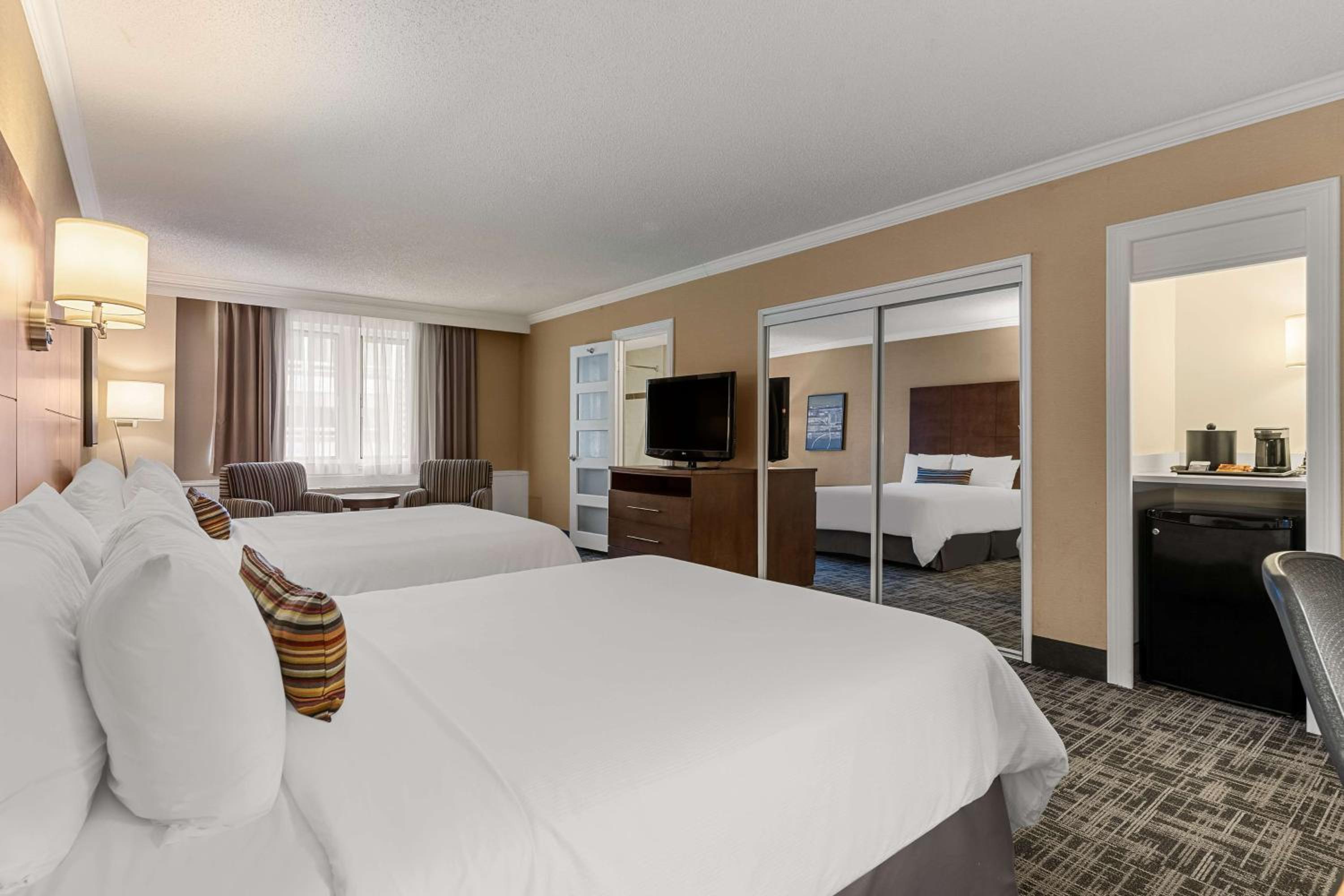 Queen Room with Two Queen Beds - Non-Smoking - Photo 2