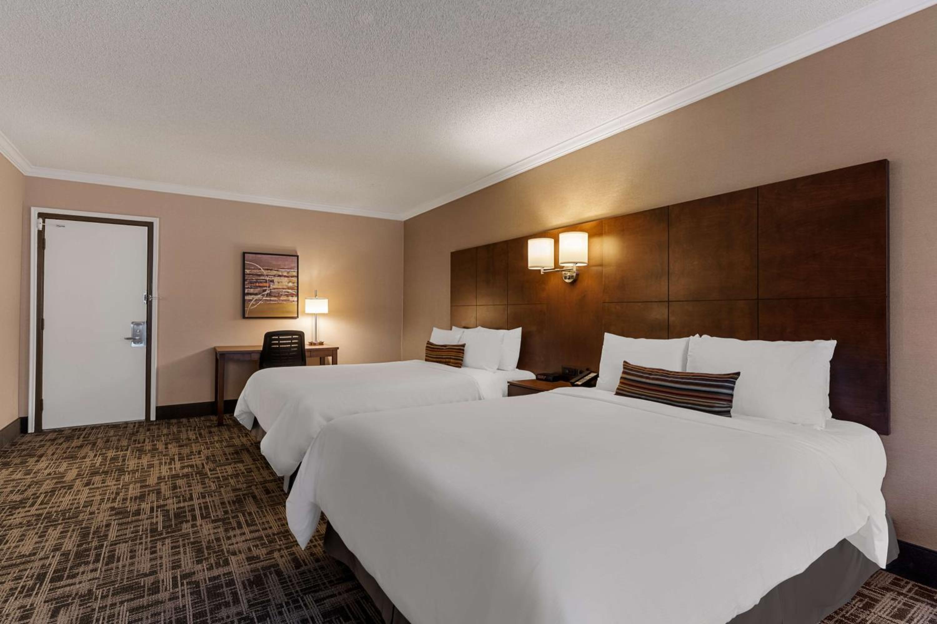 Queen Room with Two Queen Beds - Non-Smoking - Photo 3