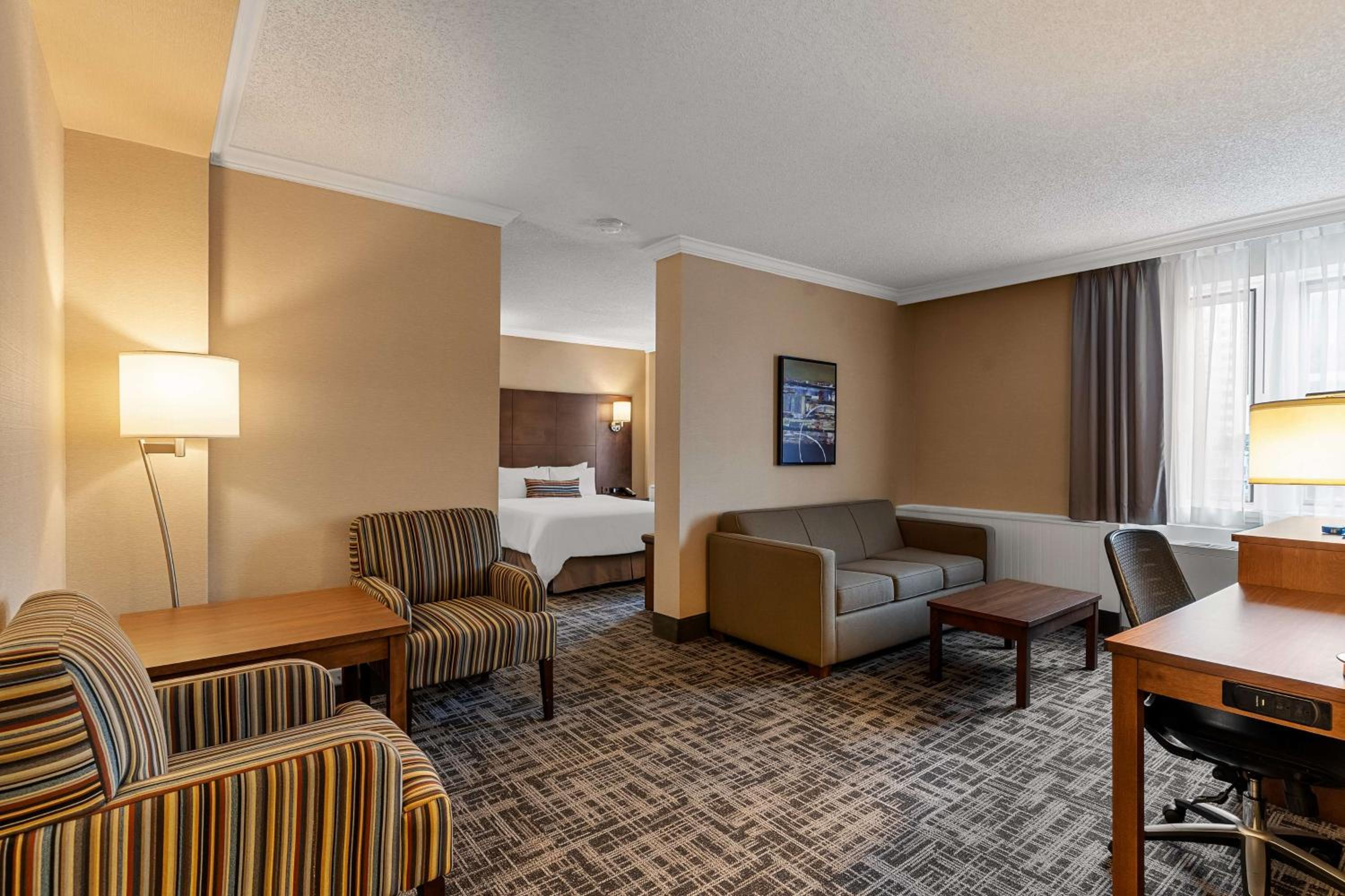 Queen Suite with Sofa Bed and Living Area - Non-Smoking - Photo 1