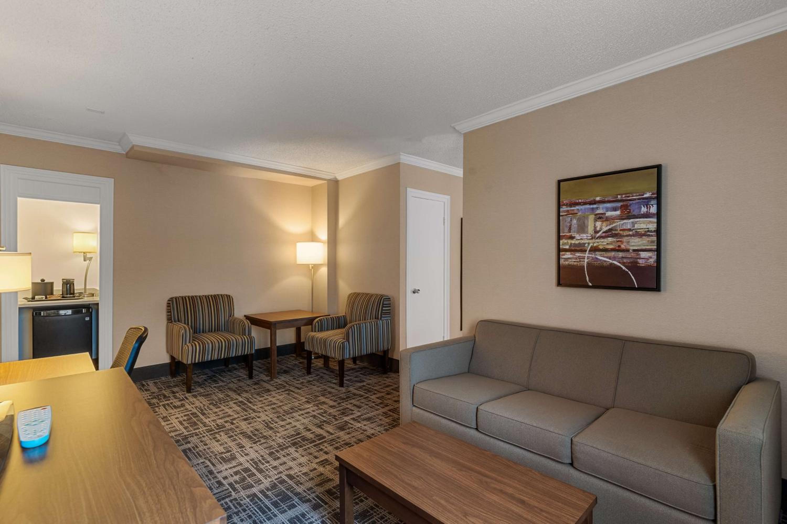 Queen Suite with Sofa Bed and Living Area - Non-Smoking - Photo 5