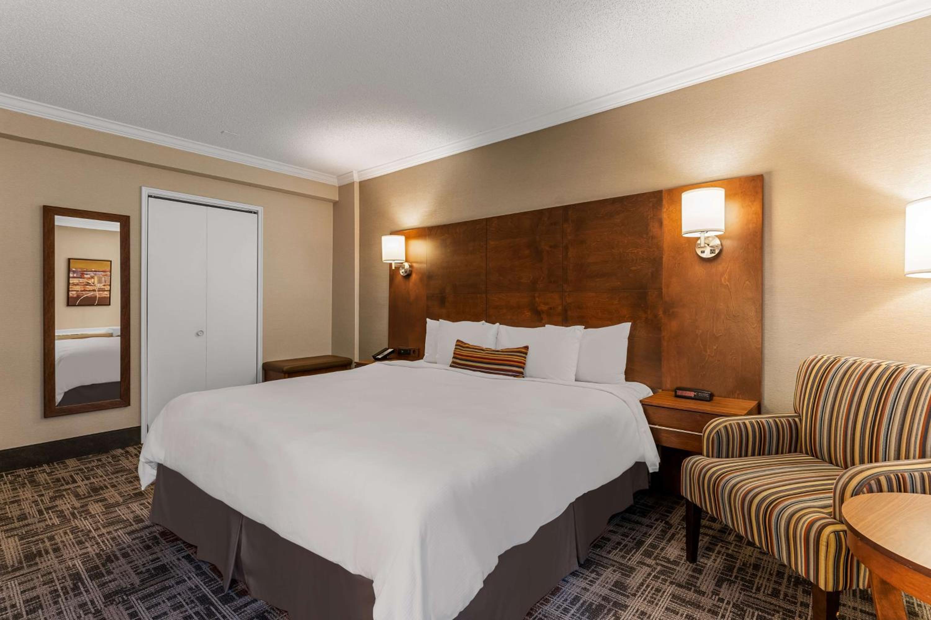 King Room - Non-Smoking - Photo 2
