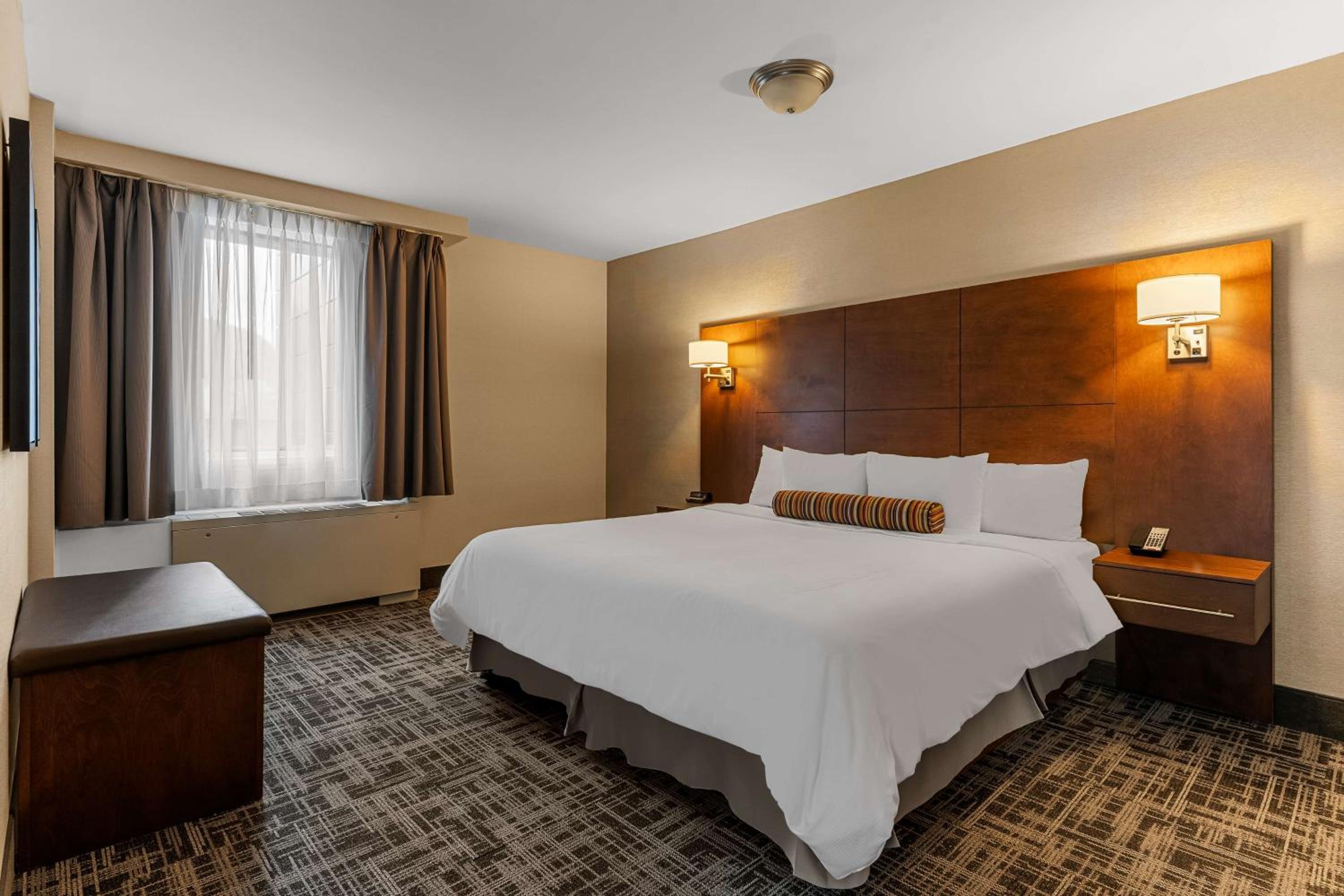 Larger King Suite with Sofa Bed and Spa Bath - Non-Smoking - Photo 5