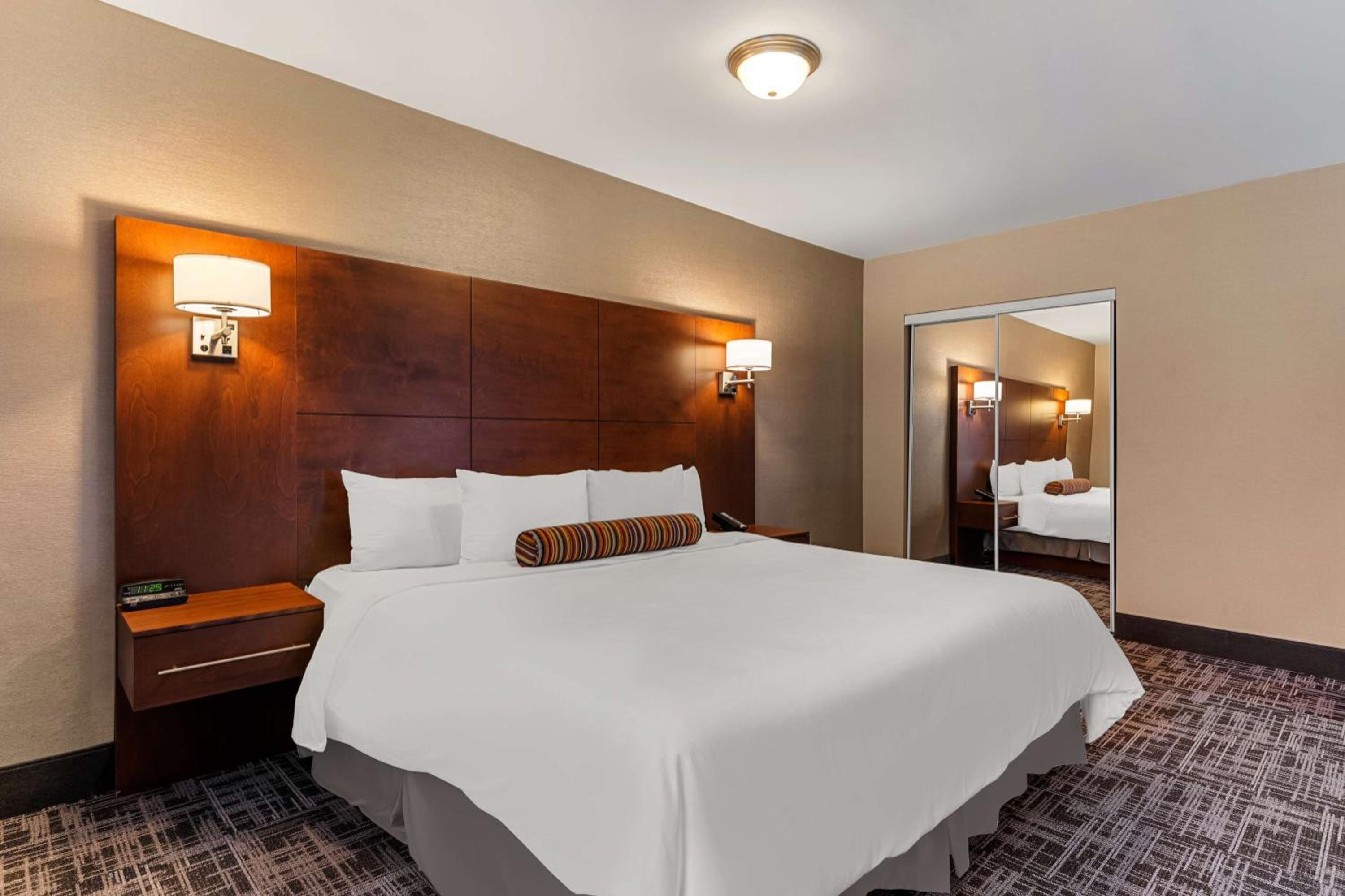 Larger King Suite with Sofa Bed and Spa Bath - Non-Smoking - Photo 3