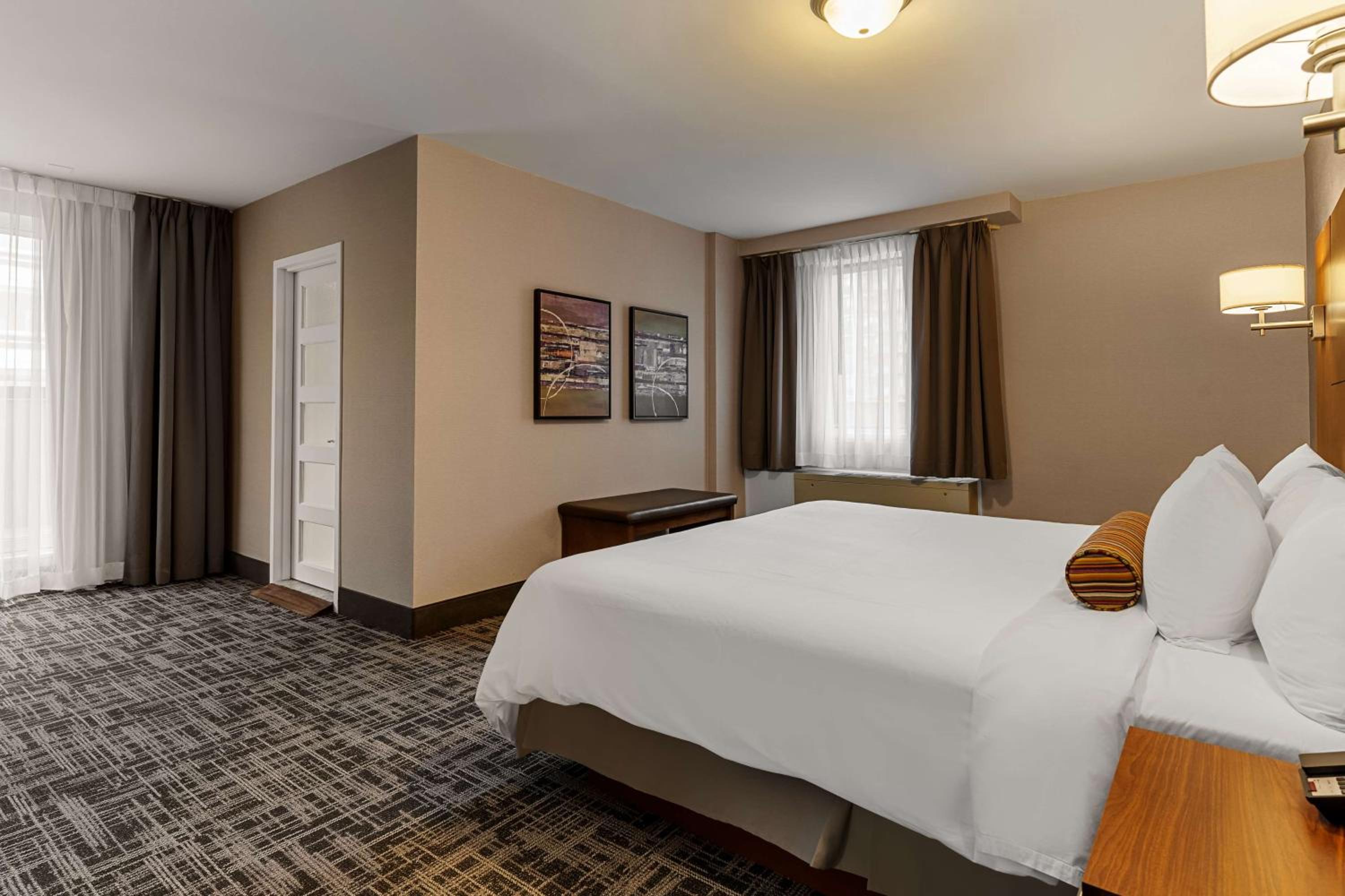 Larger King Suite with Sofa Bed and Spa Bath - Non-Smoking - Photo 4