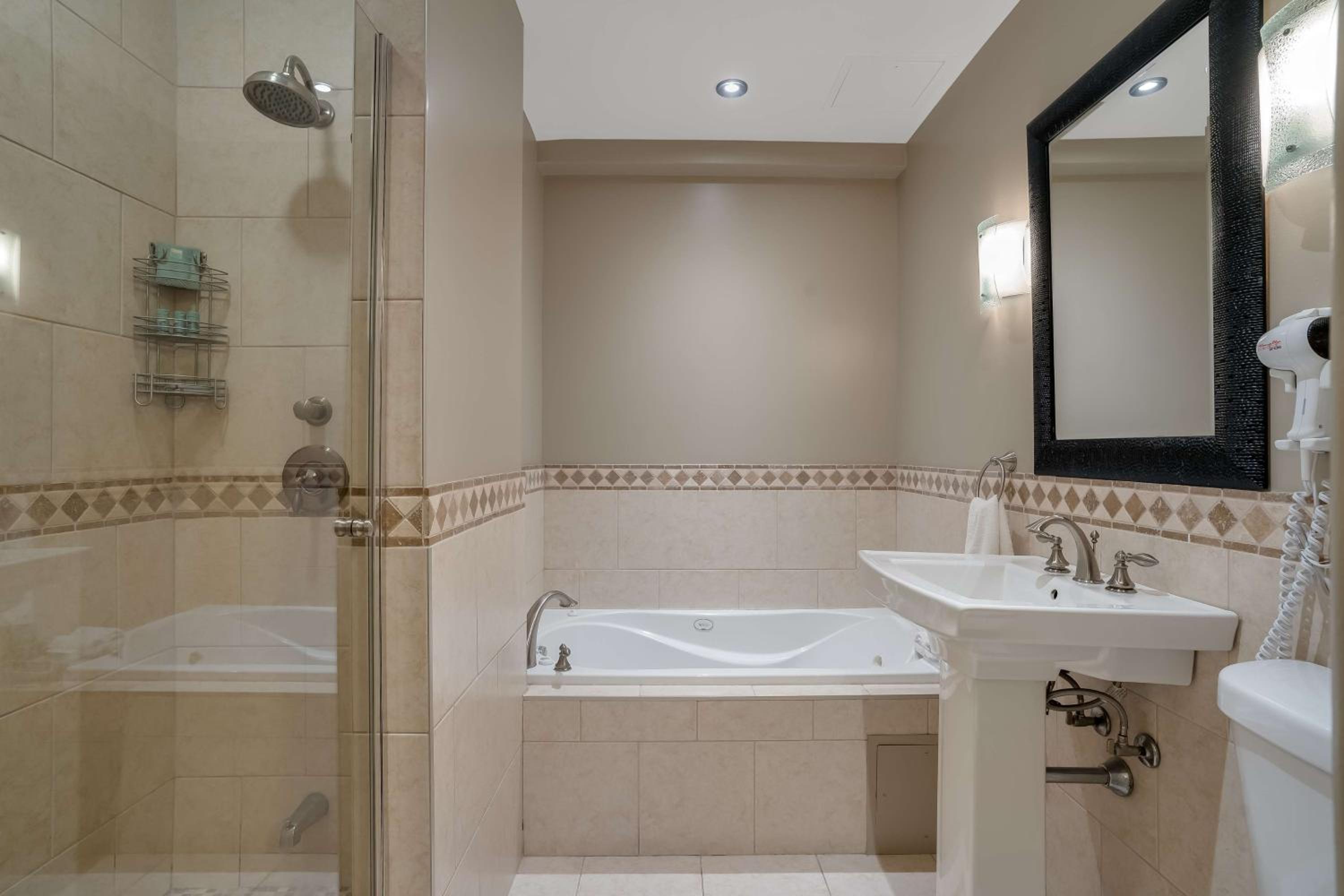 Larger King Suite with Sofa Bed and Spa Bath - Non-Smoking - Photo 6
