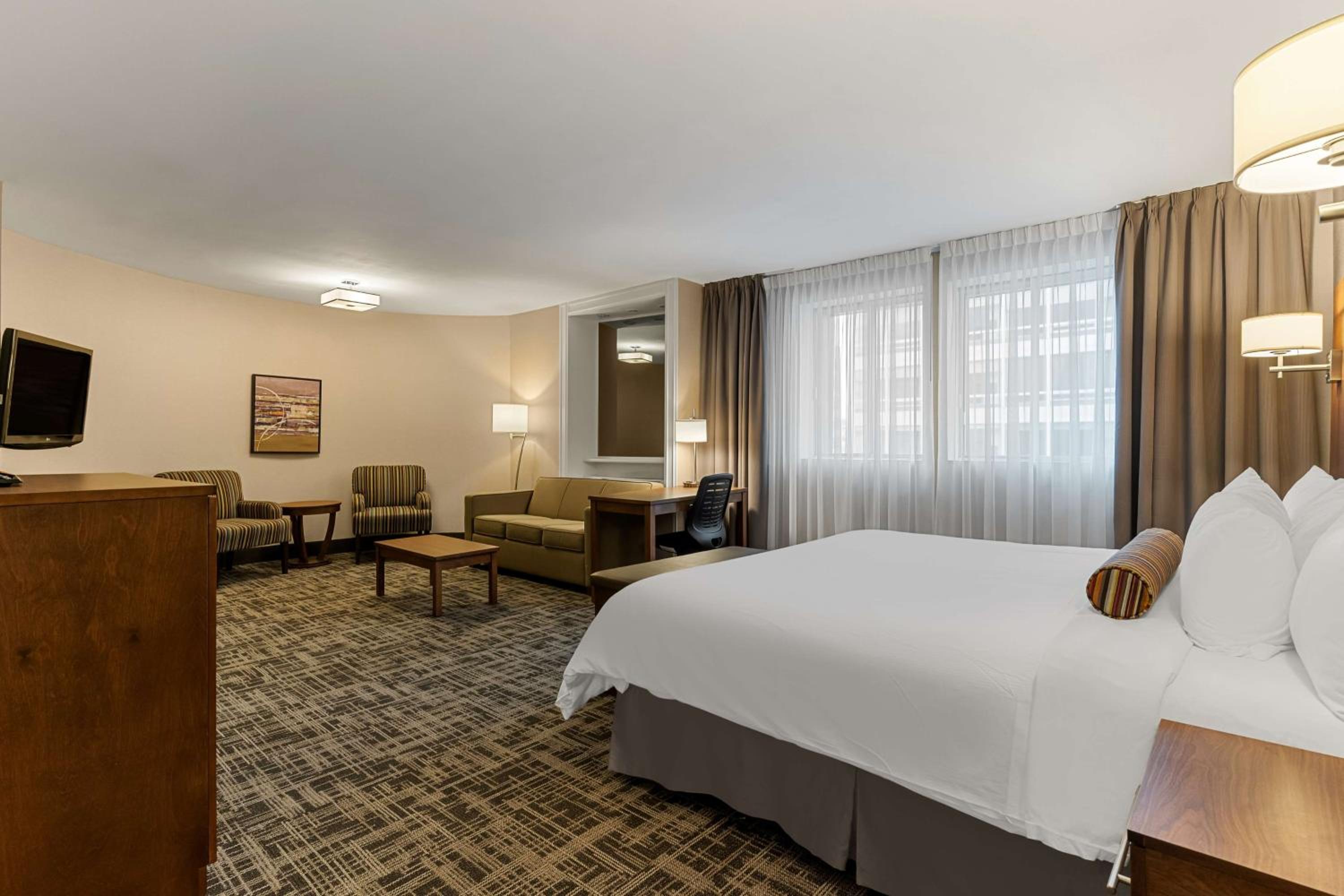 One-Bedroom King Suite with Sofa Bed, Spa Bath and Living Room - Non-Smoking - Photo 2