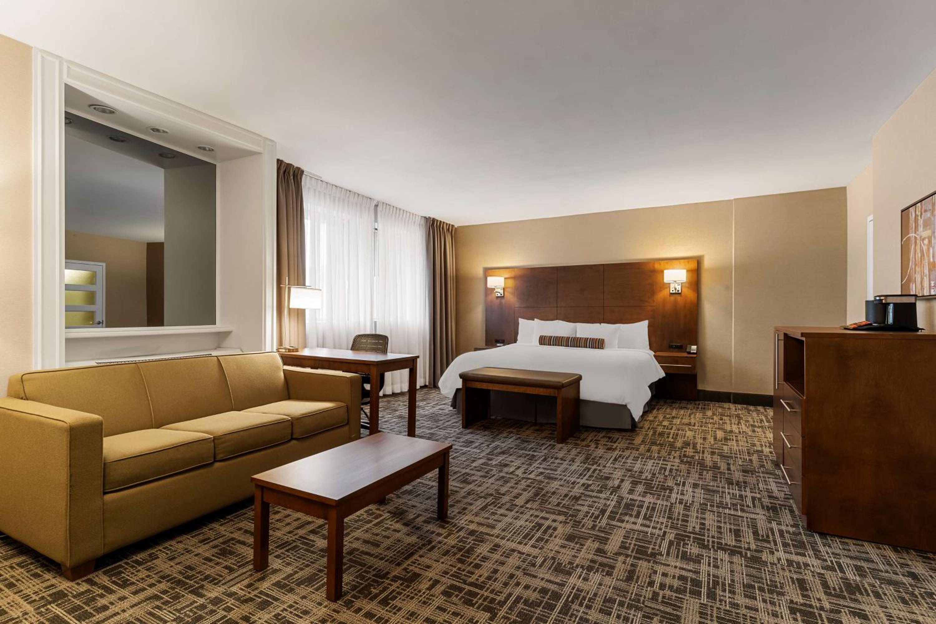 One-Bedroom King Suite with Sofa Bed, Spa Bath and Living Room - Non-Smoking - Photo 1