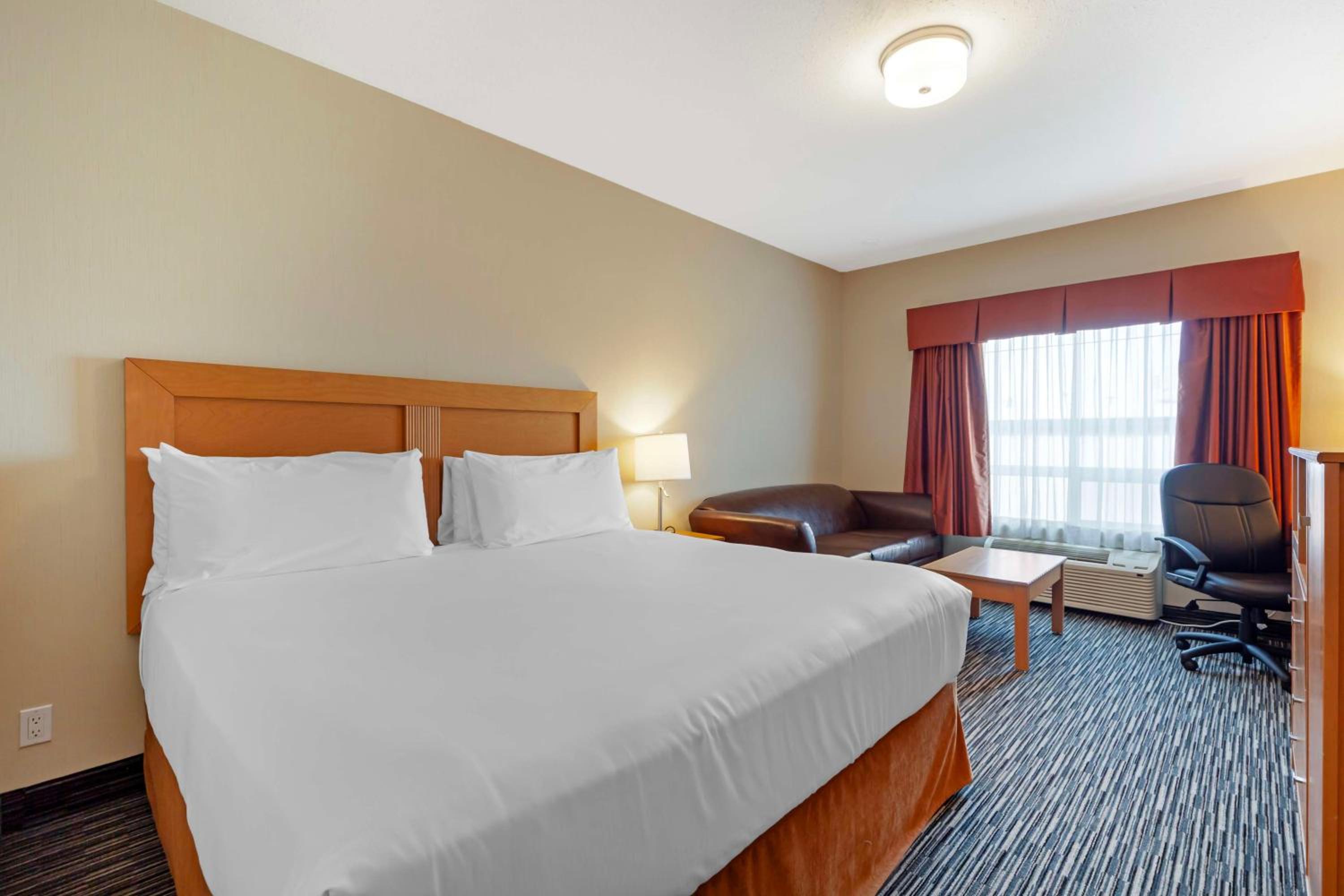 Queen Suite with Kitchenette - Non-Smoking - Photo 1