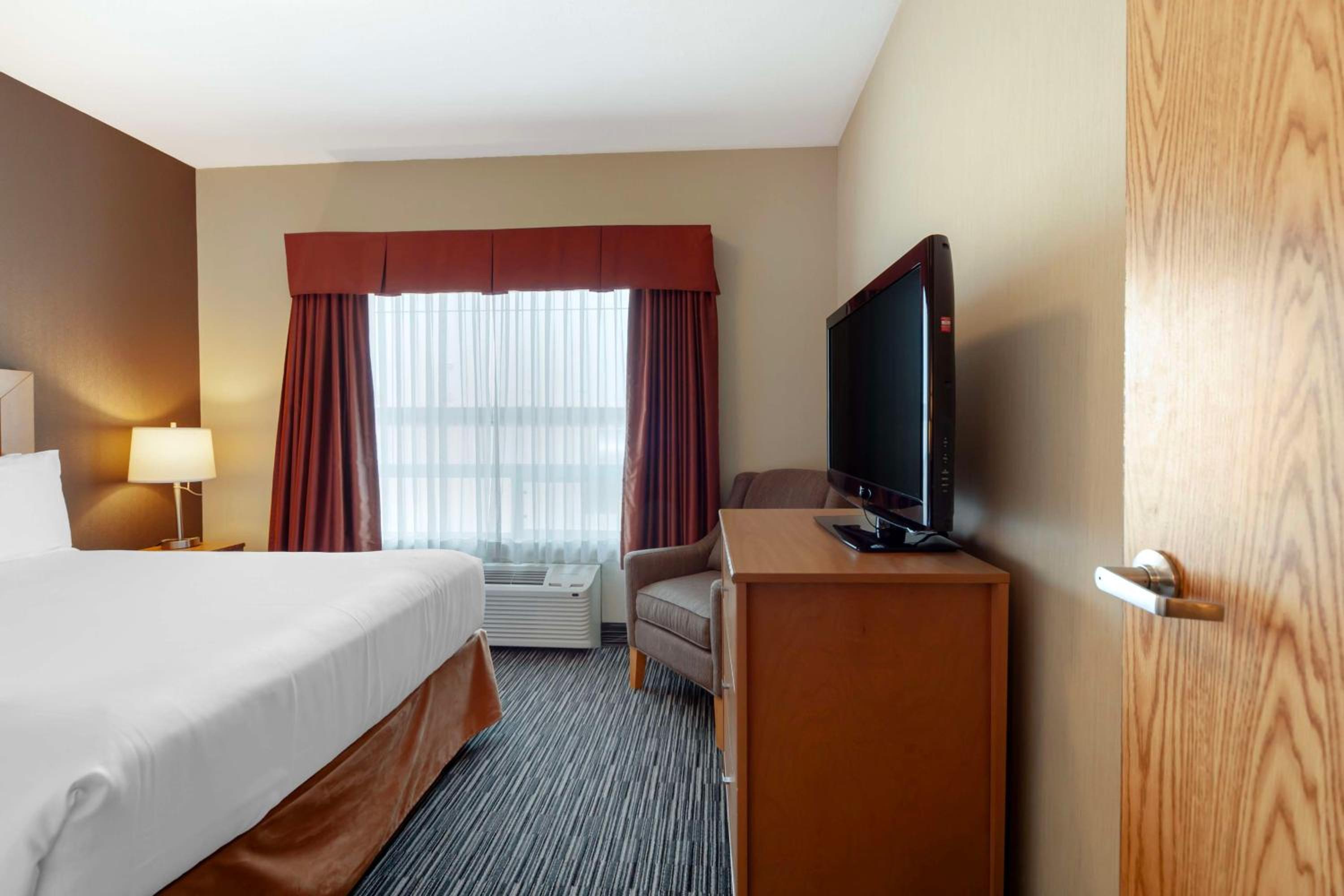 Queen Suite with Kitchenette - Non-Smoking - Photo 3