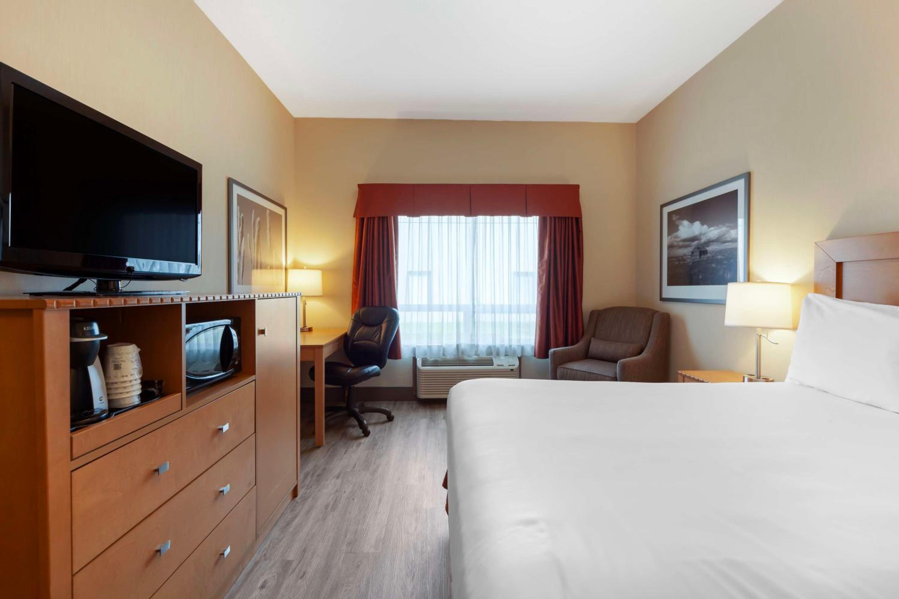 King Suite with Spa Bath - No Pets Allowed/Non-Smoking - Photo 1