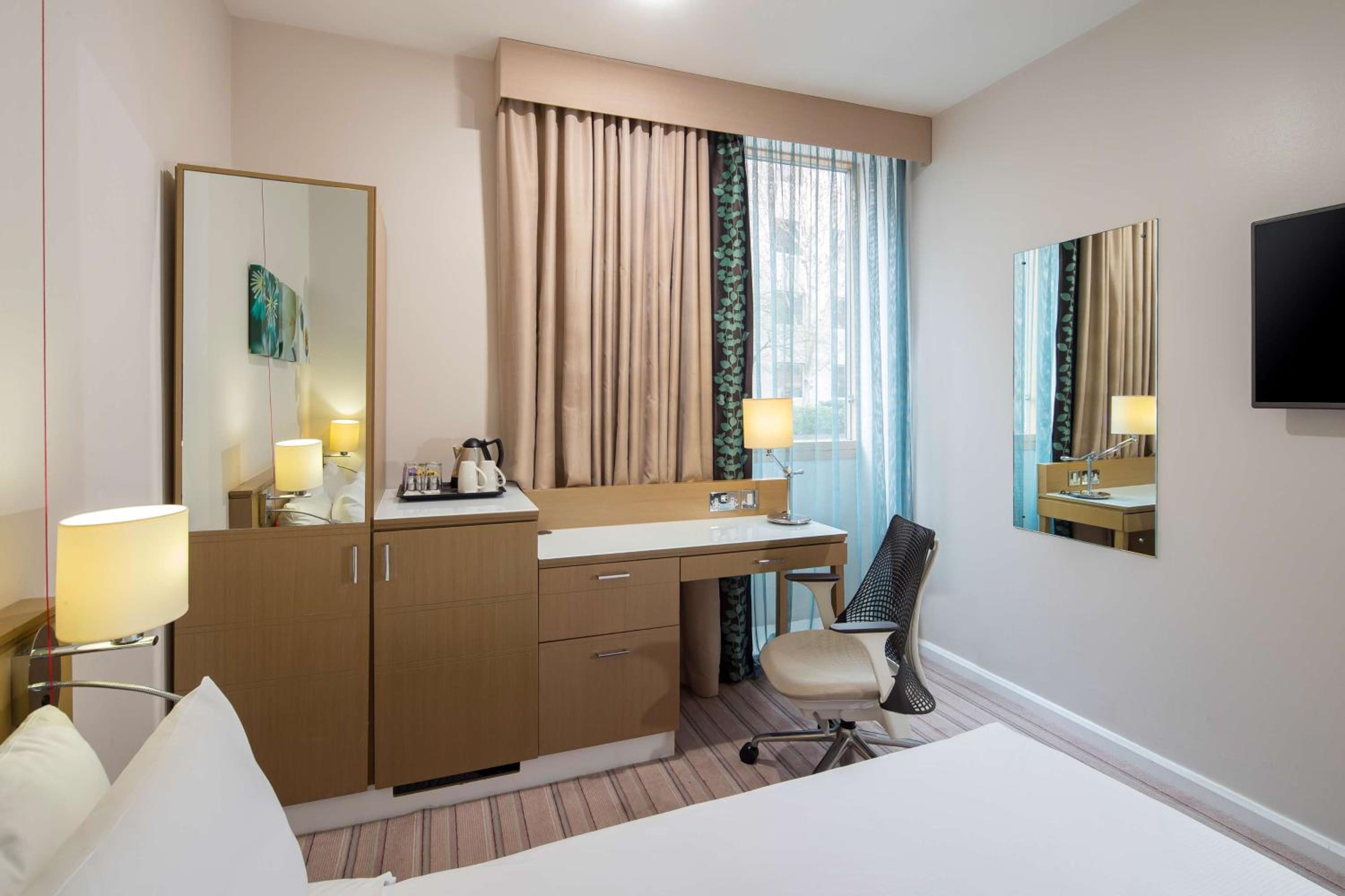 Queen Room - Accessible photo 1