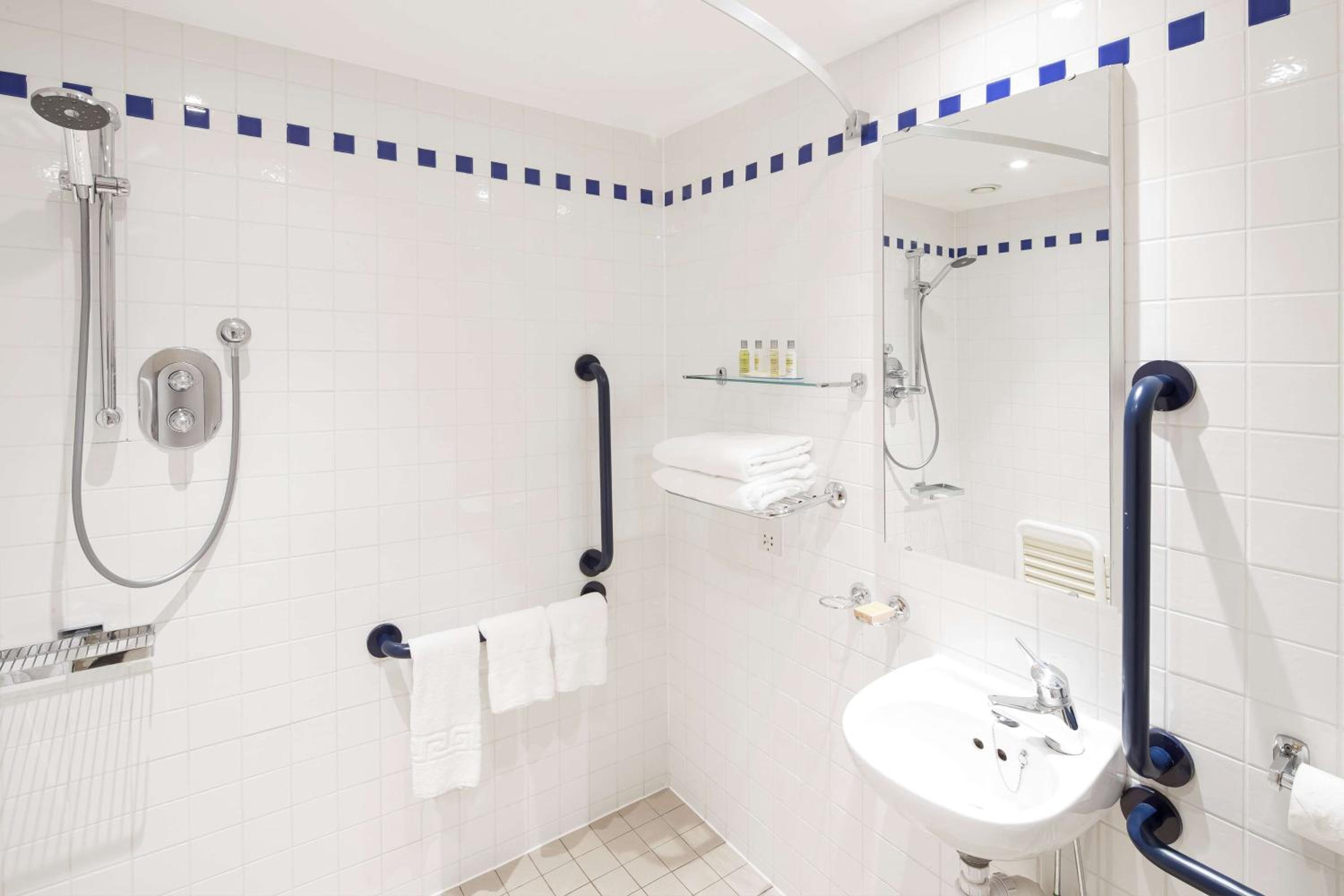Queen Room - Accessible photo 3