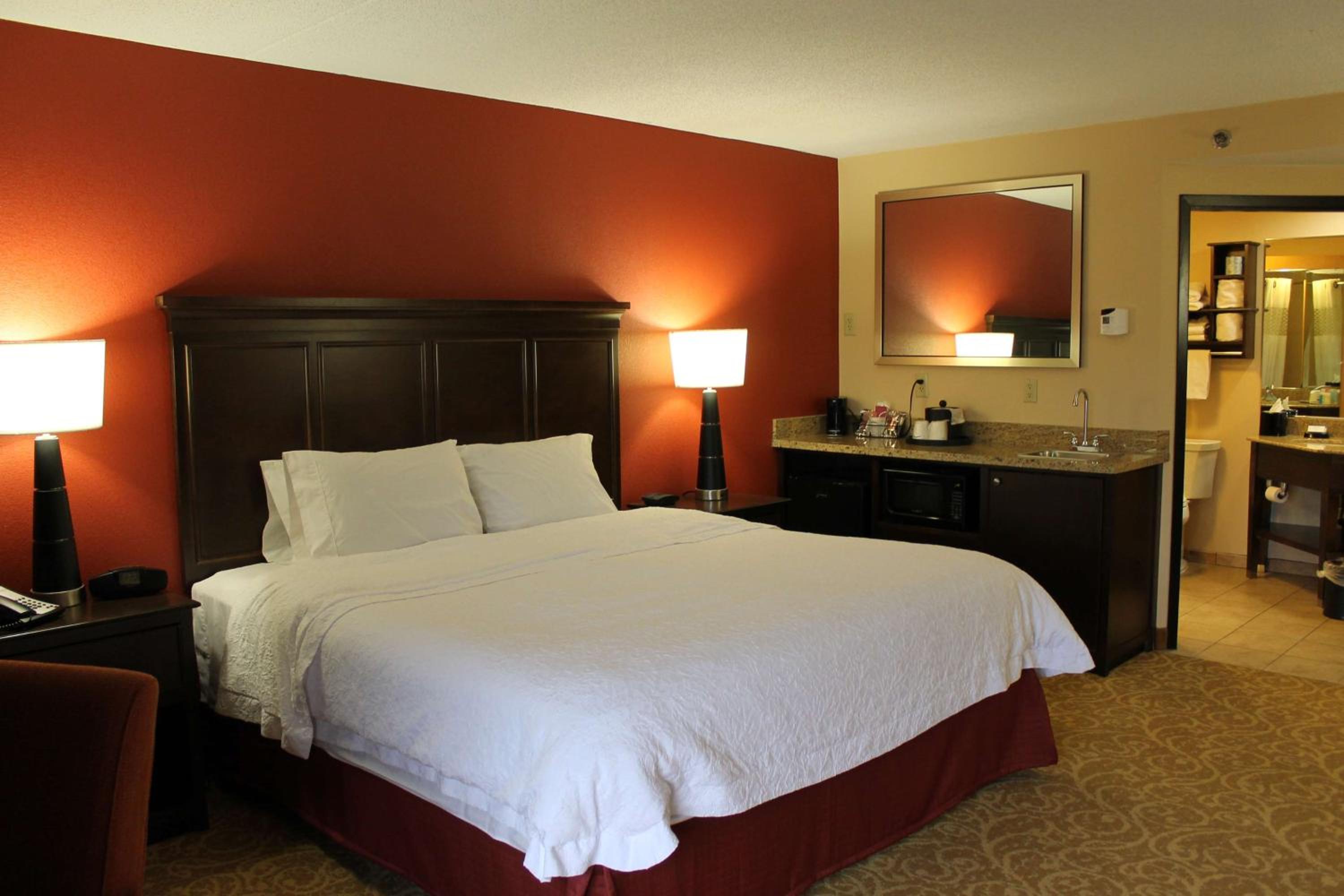 King Room with King Bed - Non-Smoking - Photo 2