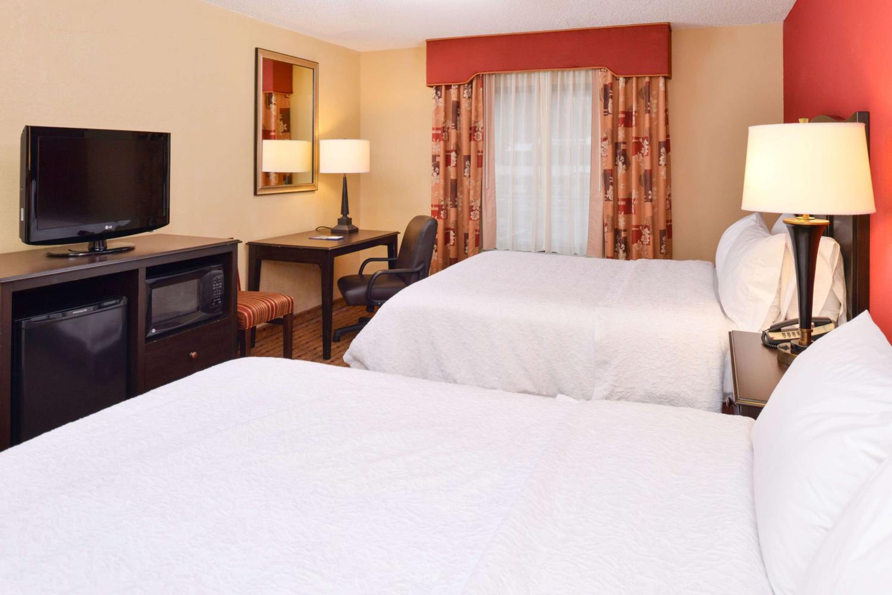 Queen Room with Two Queen Beds - Hearing Access/Non-Smoking photo 2