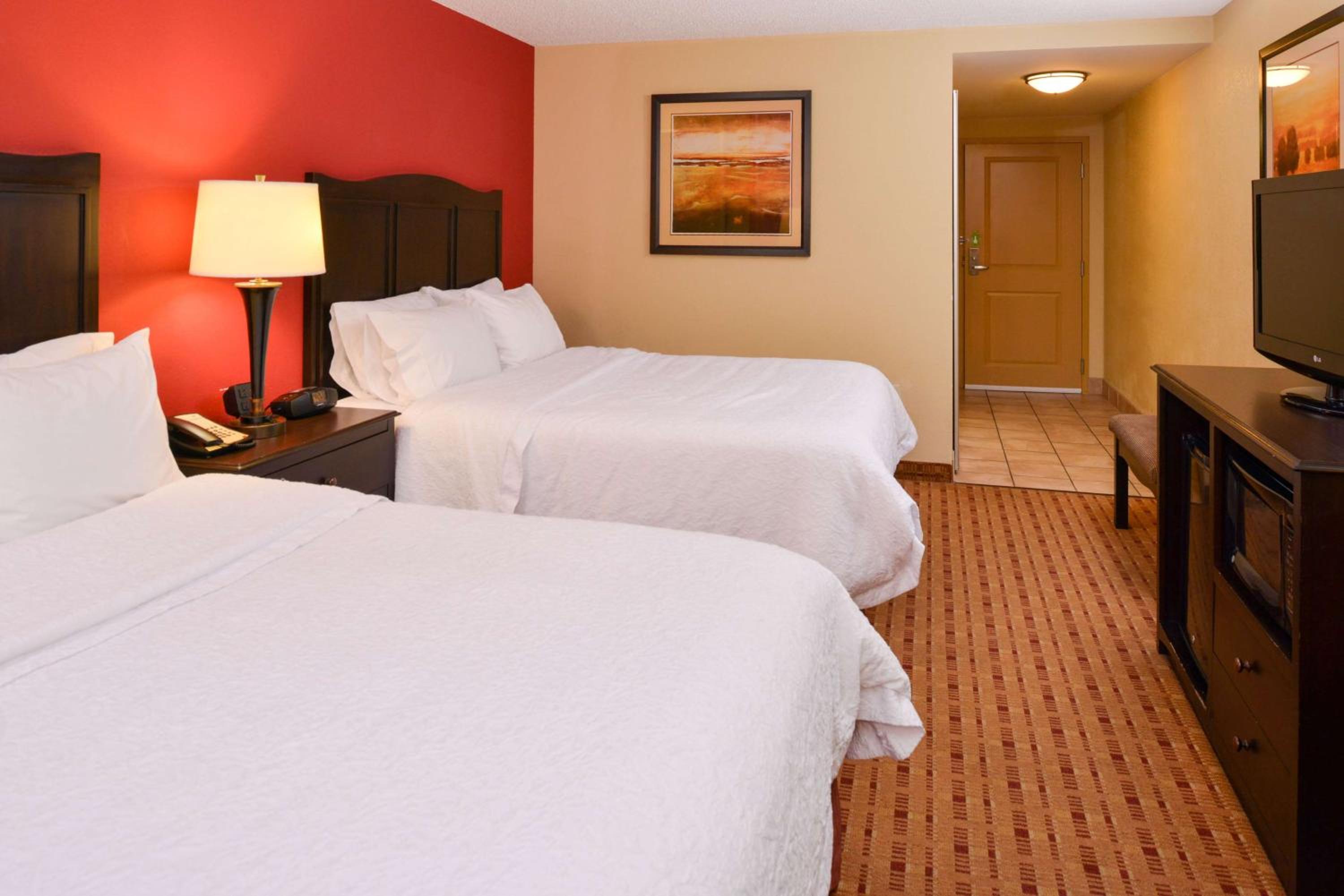 Queen Room with Two Queen Beds - Hearing Access/Non-Smoking photo 3