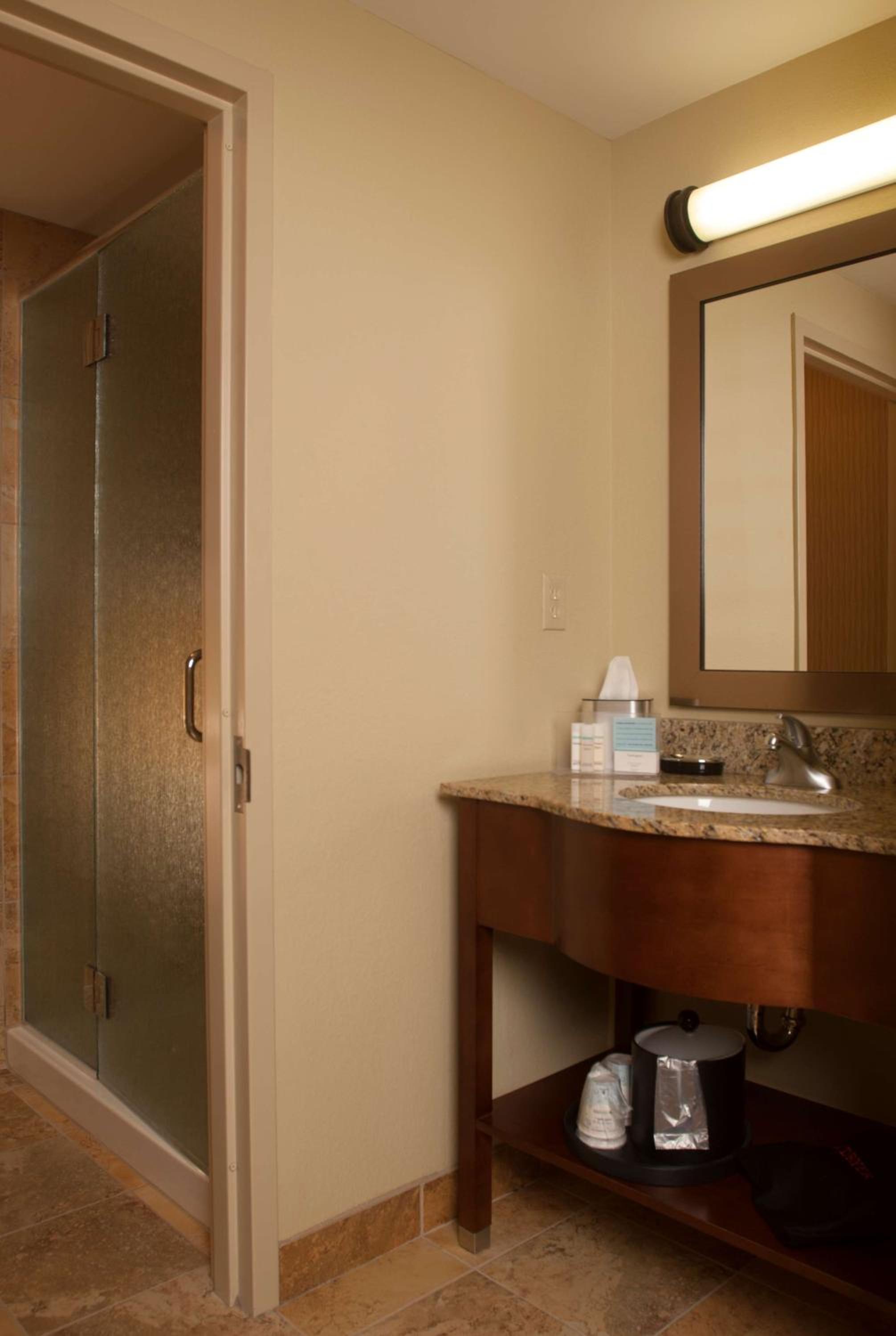 Queen Room - Non-Smoking - Photo 2