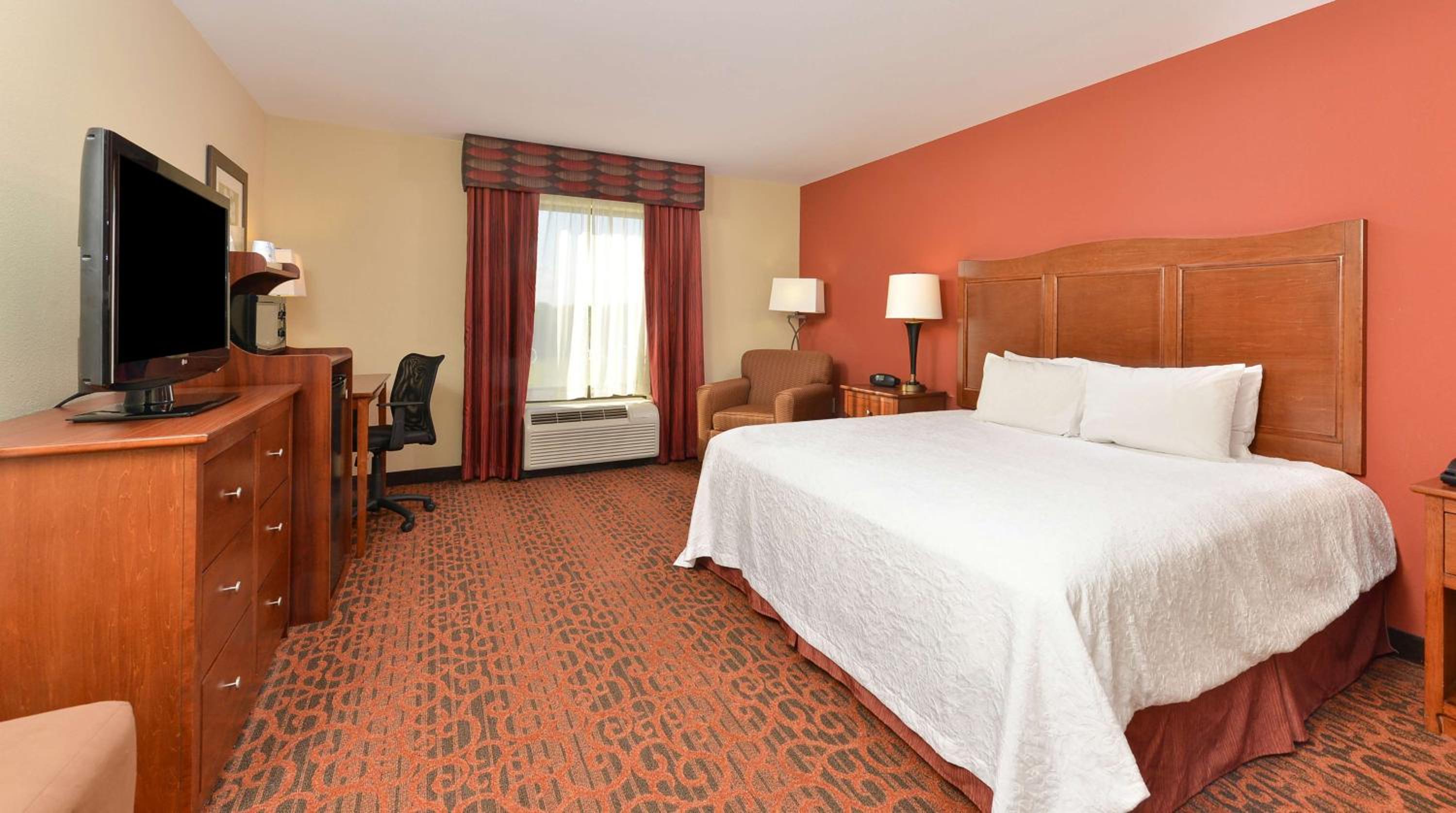 King Room with Accessible Tub - Mobility and Hearing Access/Non-Smoking - Photo 2