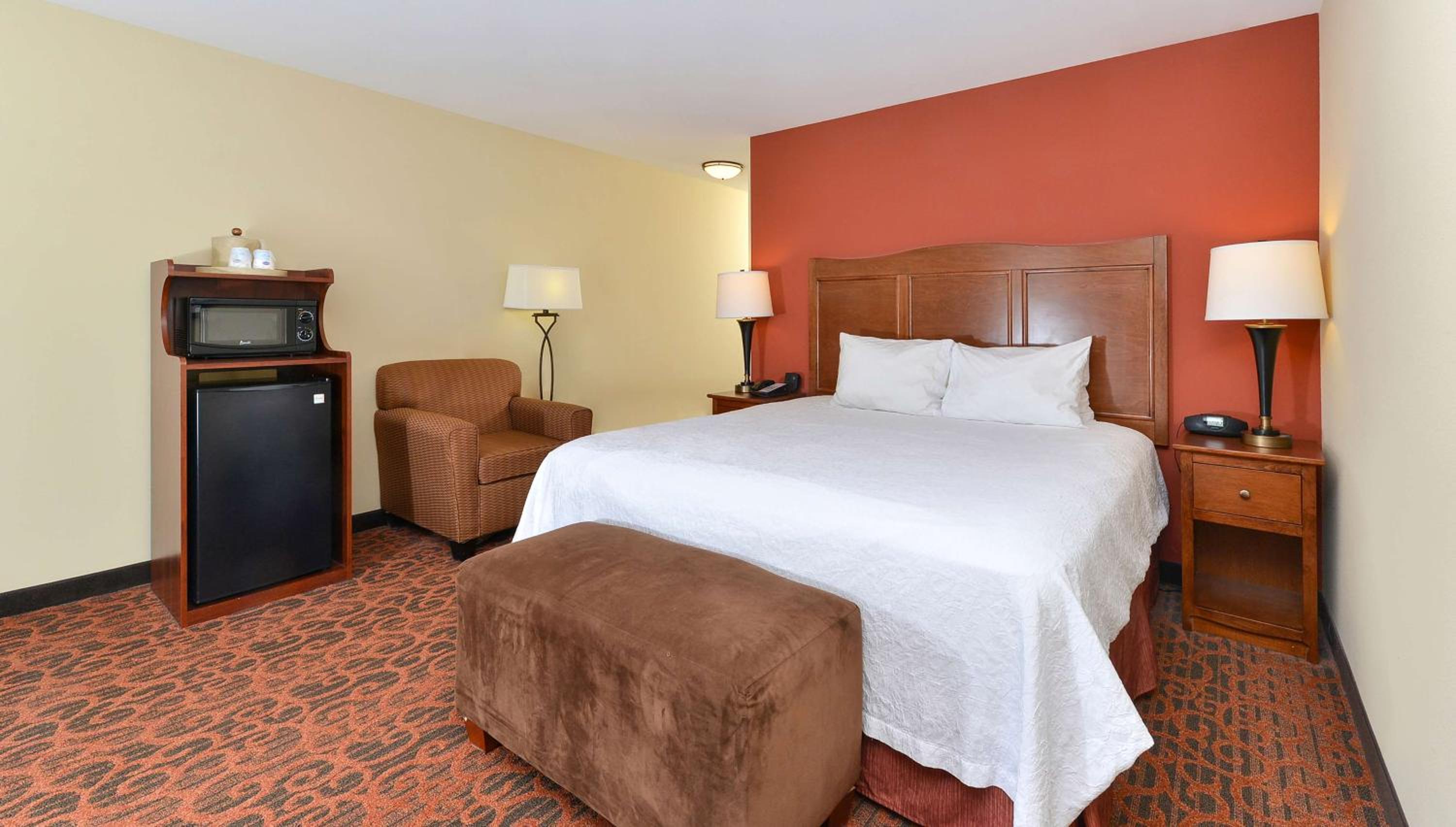 King Room with King Bed - Non-Smoking - Photo 5