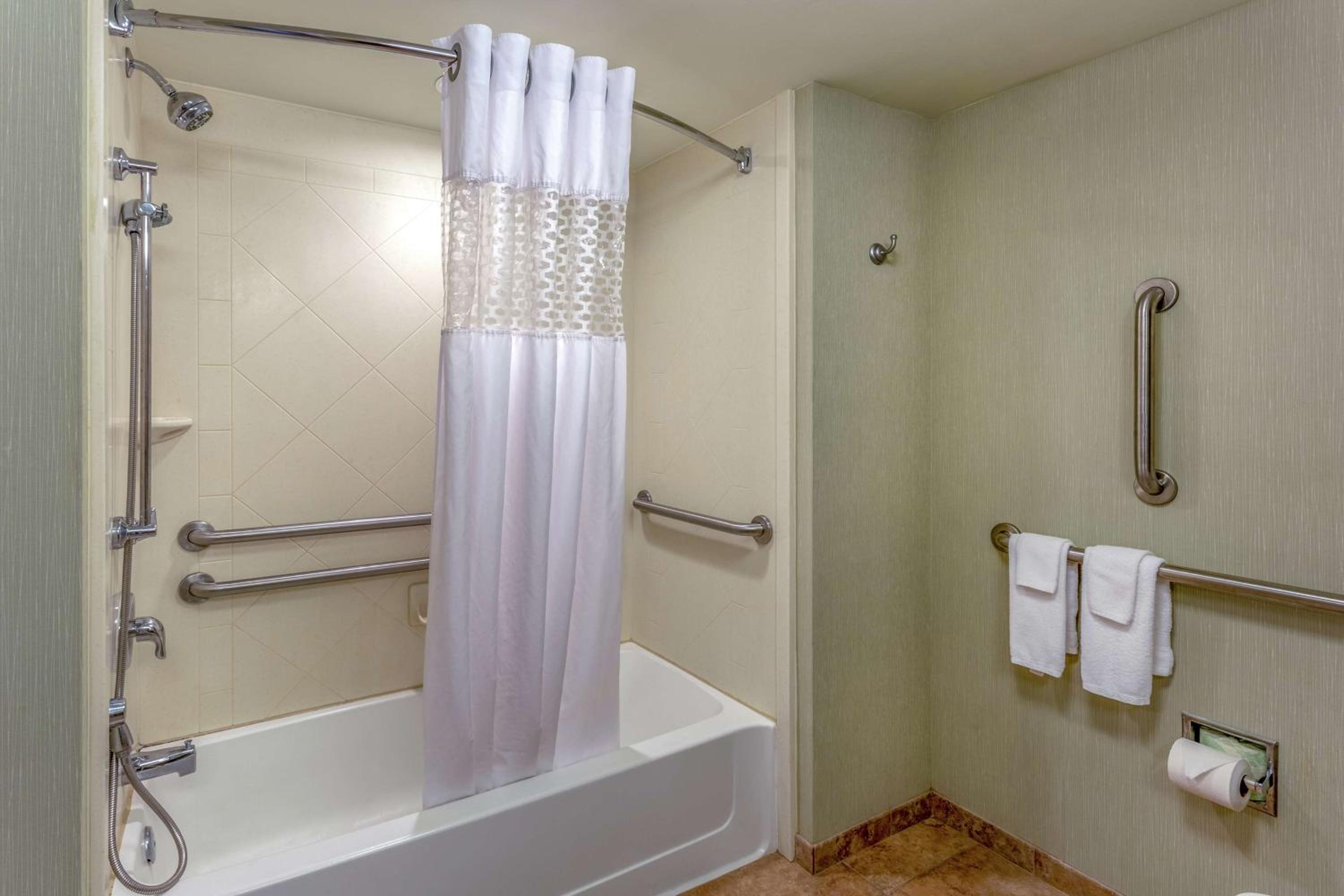 Queen Room with Two Queen Beds - Mobility and Hearing Access/Non-Smoking - Photo 4