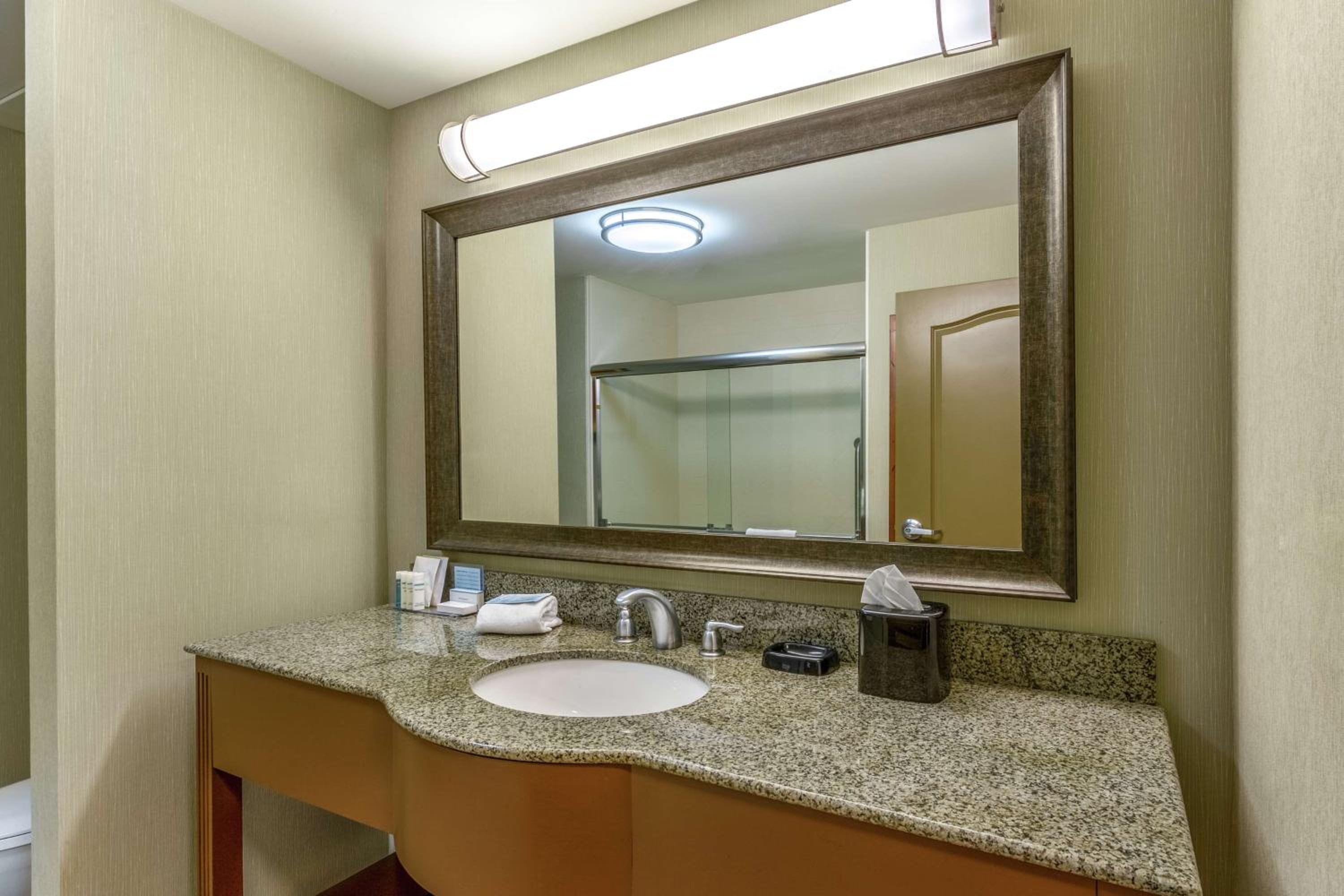 King Room - Non-Smoking - Photo 4