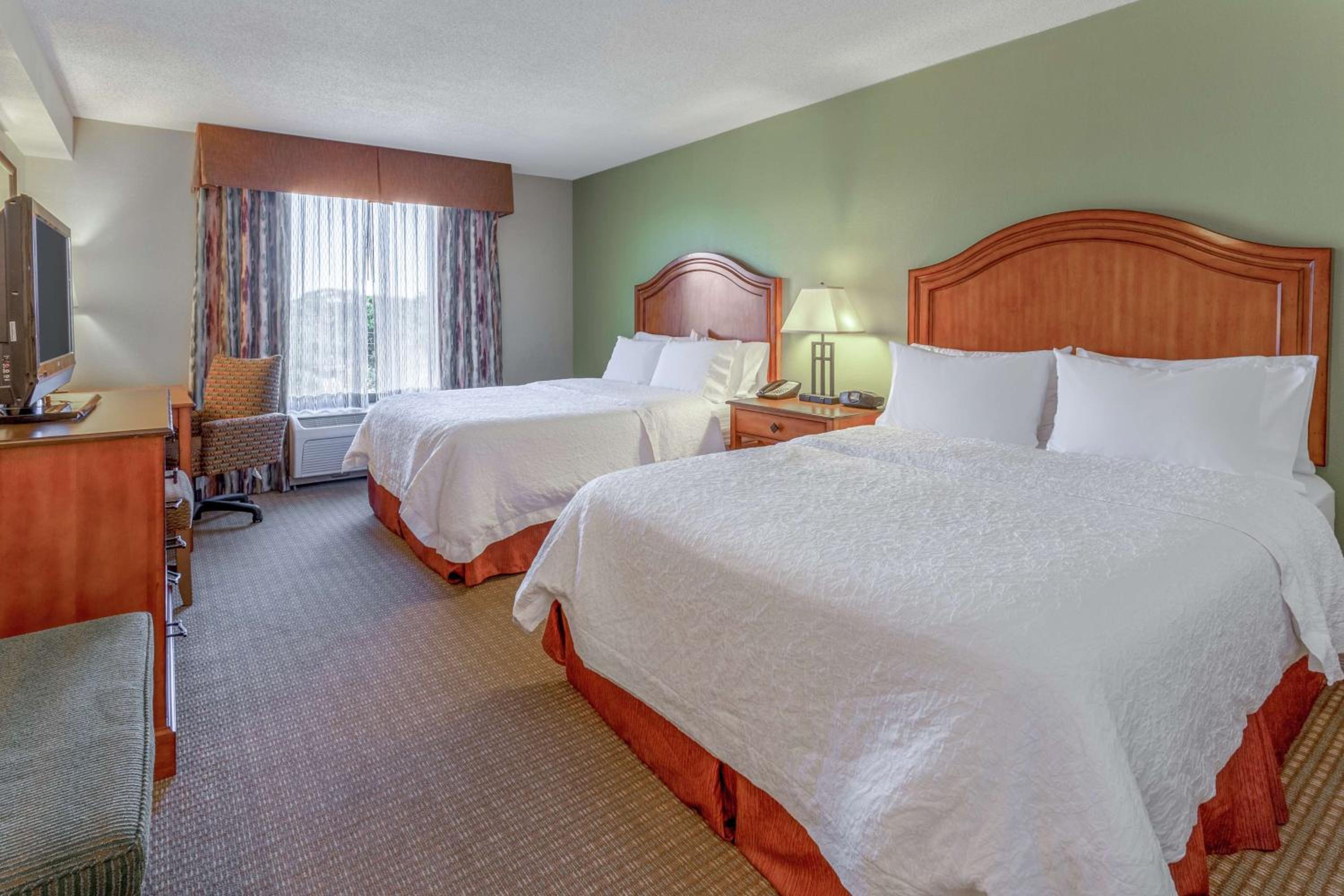 Queen Room With Two Queen Beds - Non-Smoking - Photo 2