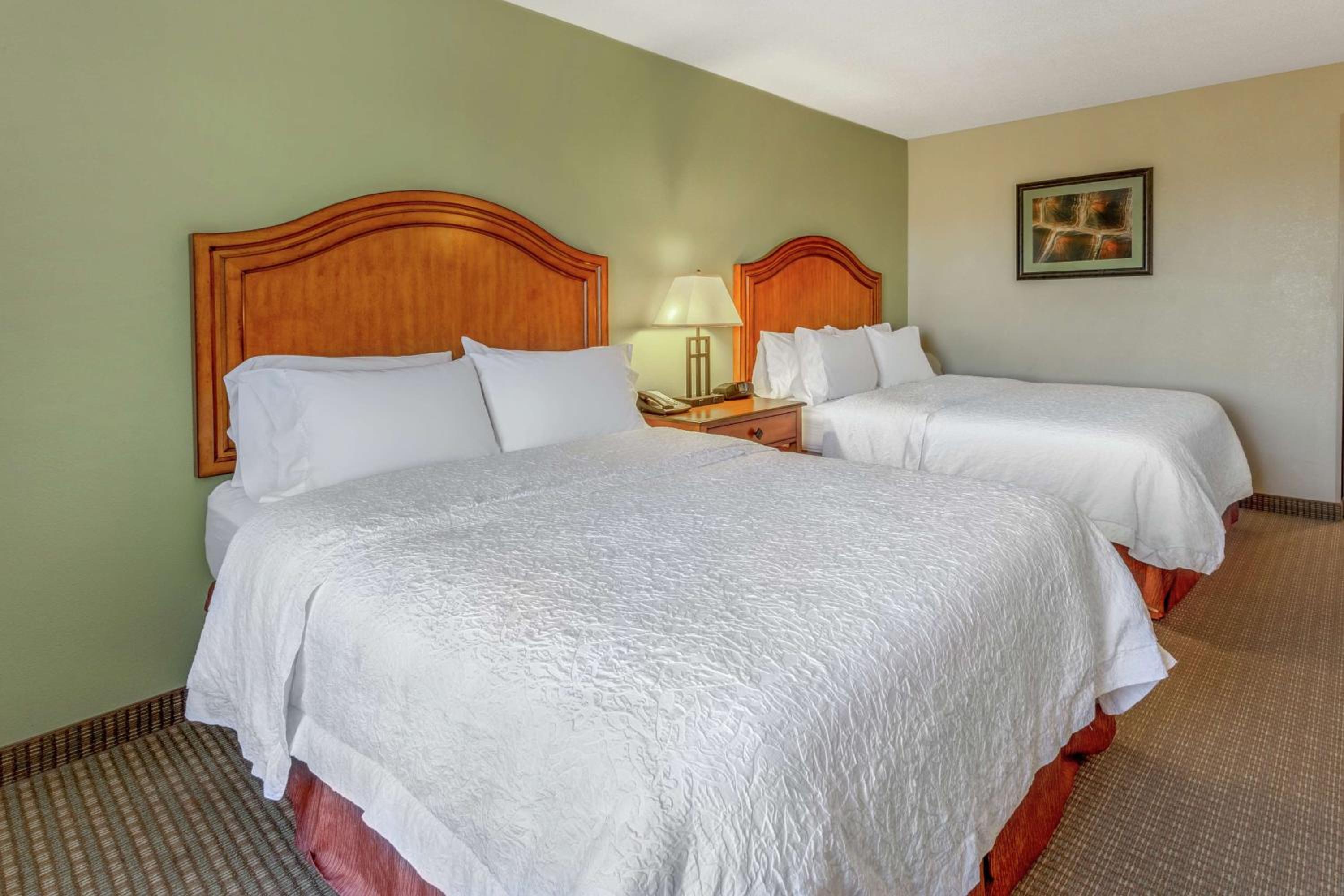 Queen Room With Two Queen Beds - Non-Smoking - Photo 4