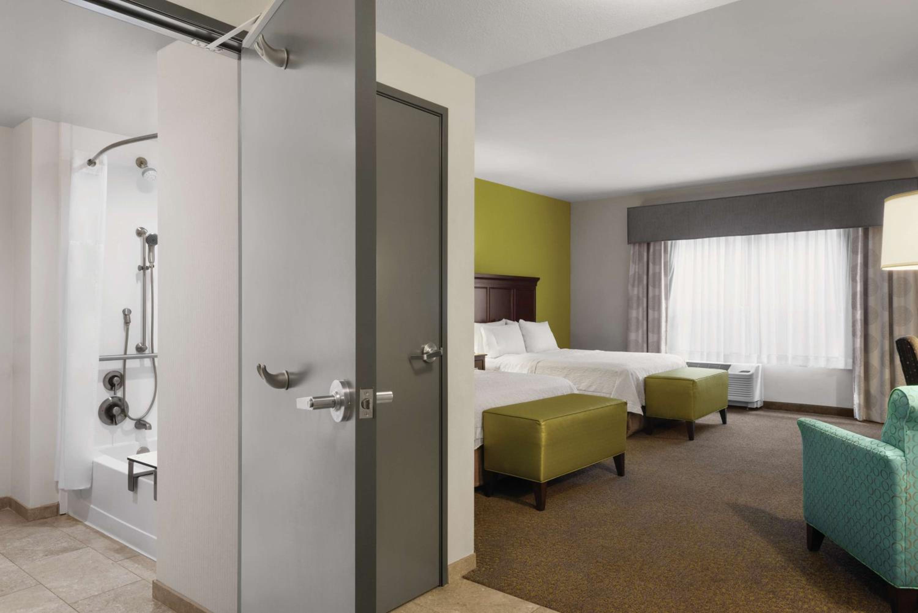 Queen Room with Two Queen Beds - Hearing Access/Non-Smoking photo 2