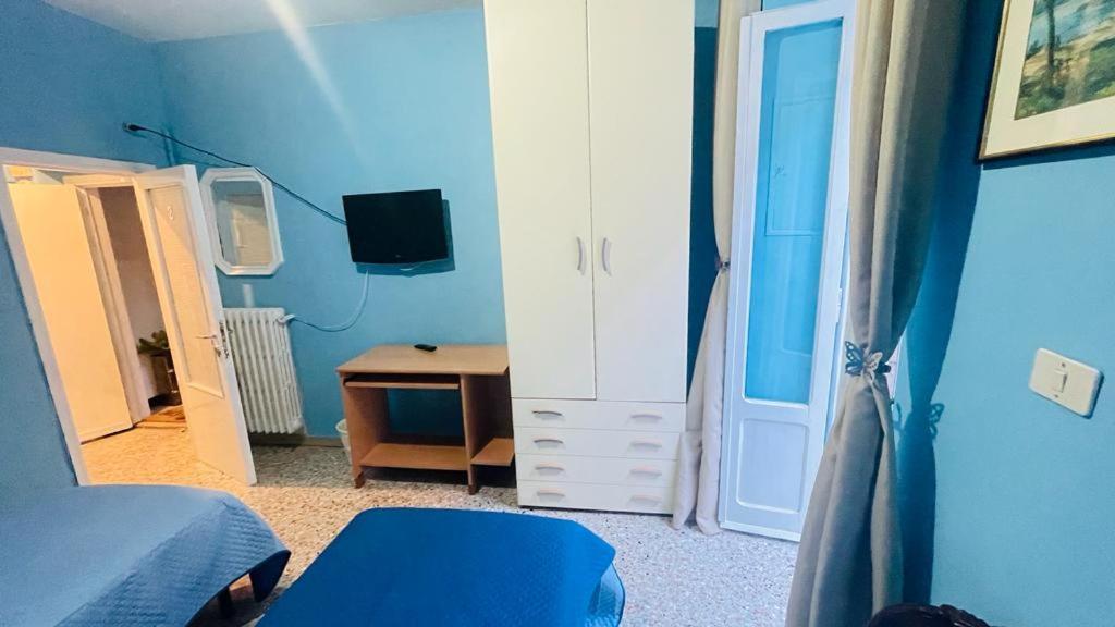 Twin Room with Shared Bathroom photo 1