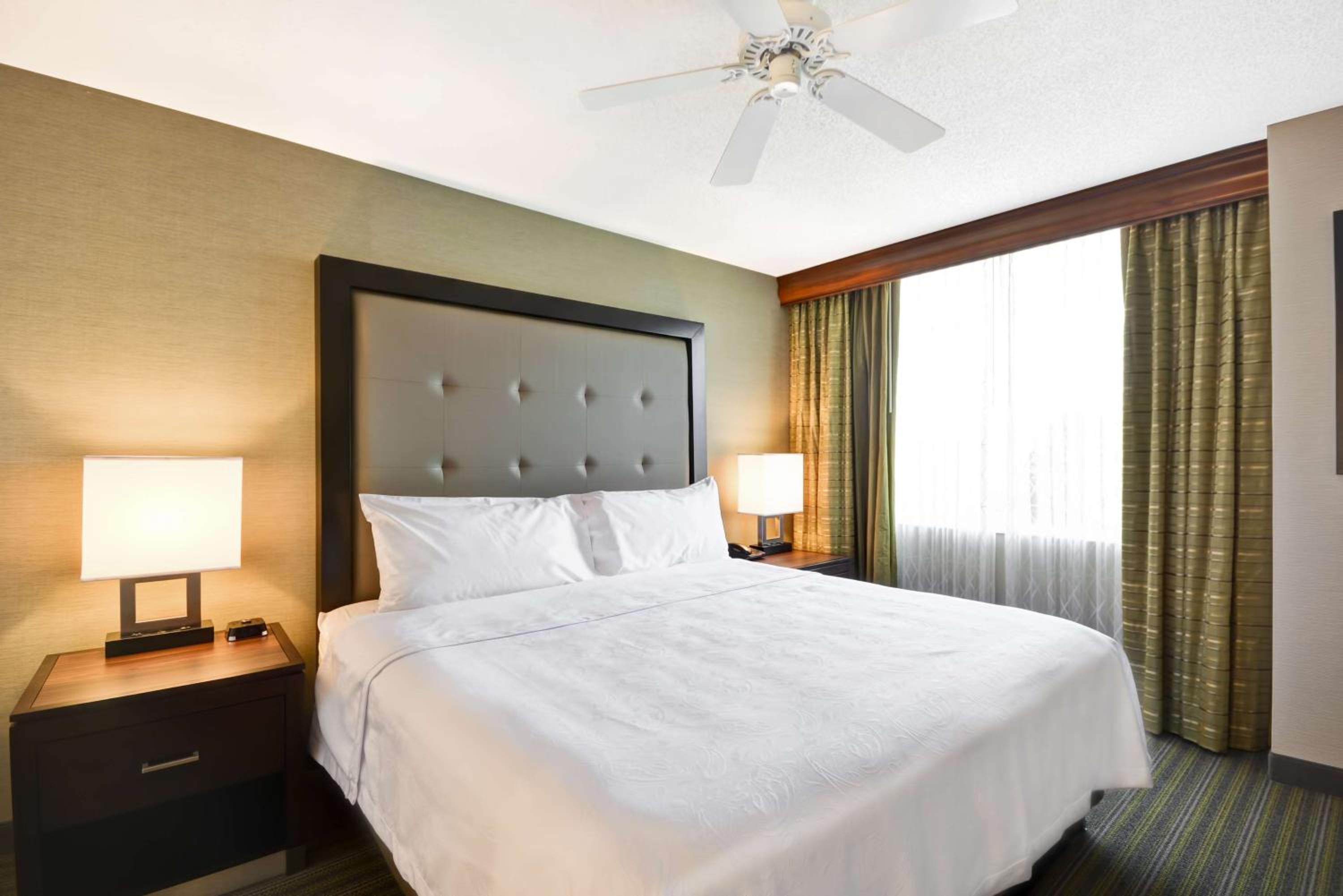 One-Bedroom King Suite - Non-Smoking