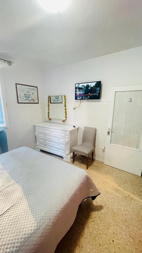 Double Room with Shared Bathroom photo 3