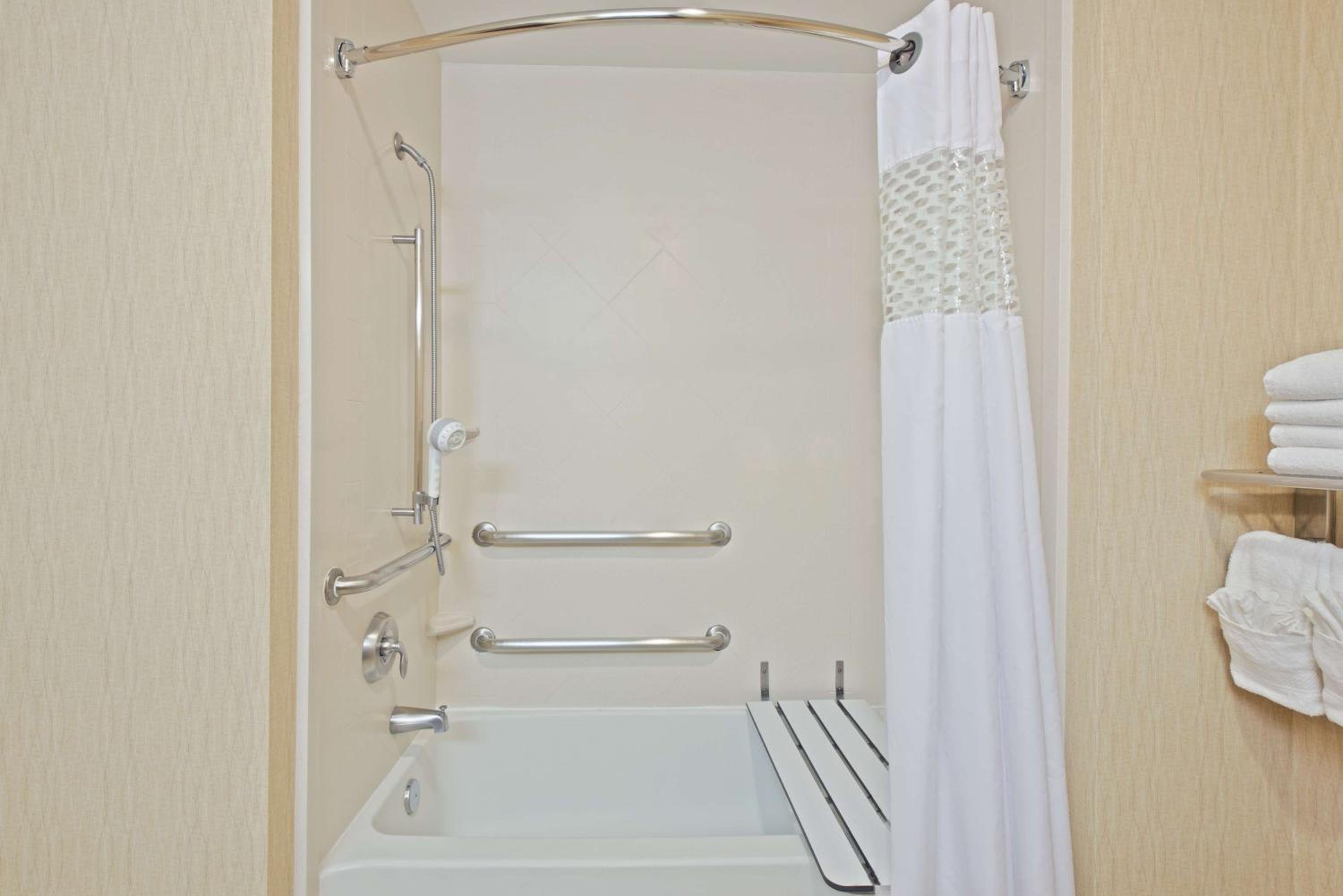 Queen Room with Two Queen Beds - Mobility and Hearing Access/Non-Smoking - Photo 2