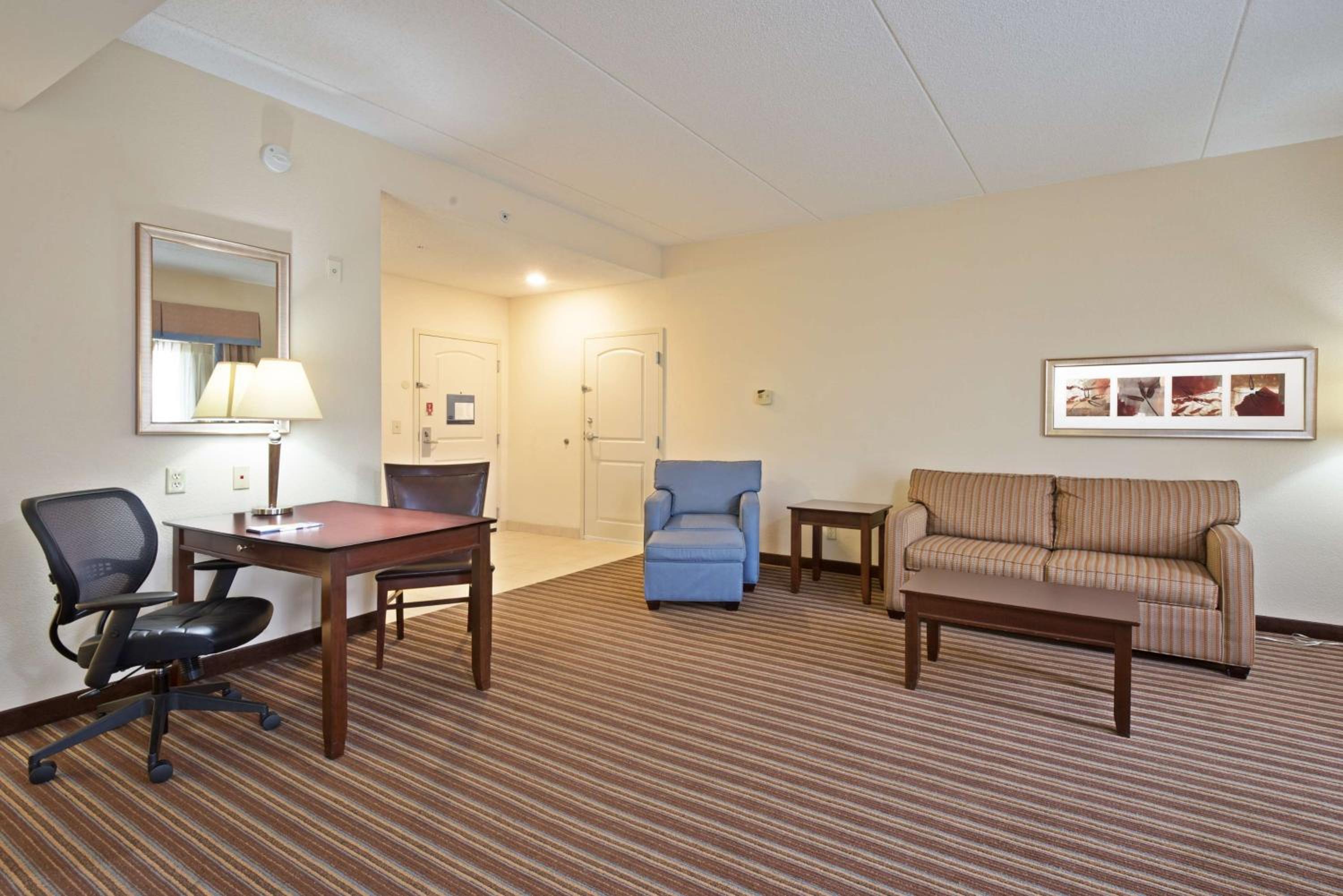 Queen Studio Suite with Two Queen Beds and Sofa Bed - Non-Smoking - Photo 2