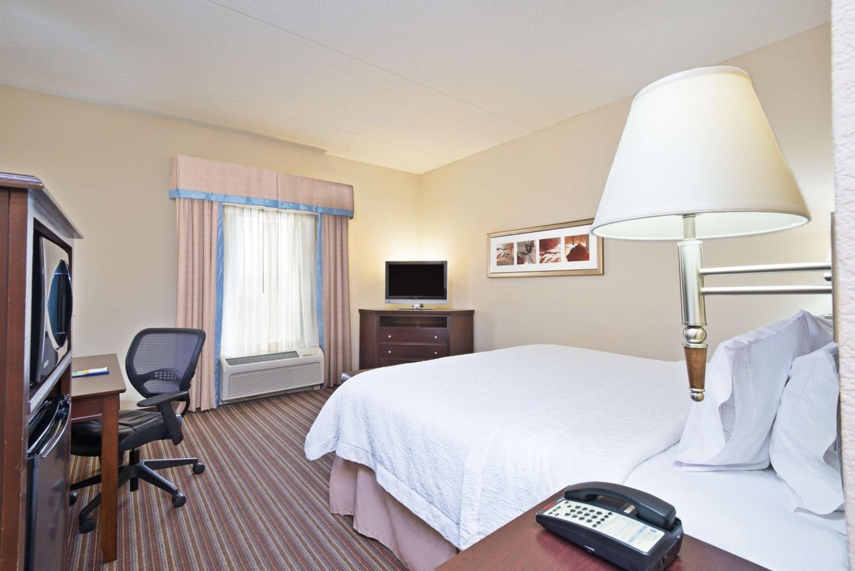 King Room with King Bed - Non-Smoking - Photo 2