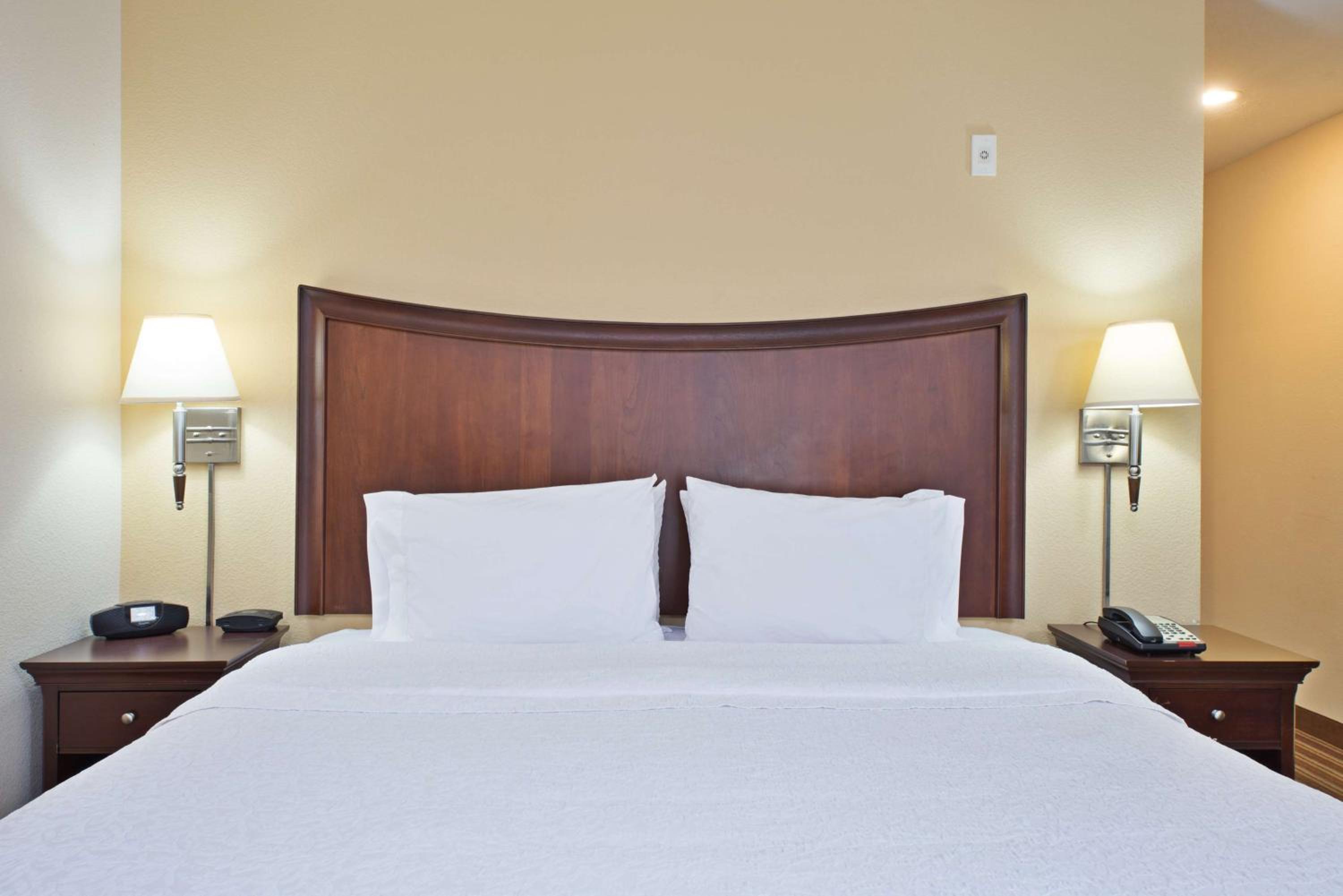 King Room with King Bed - Non-Smoking - Photo 3