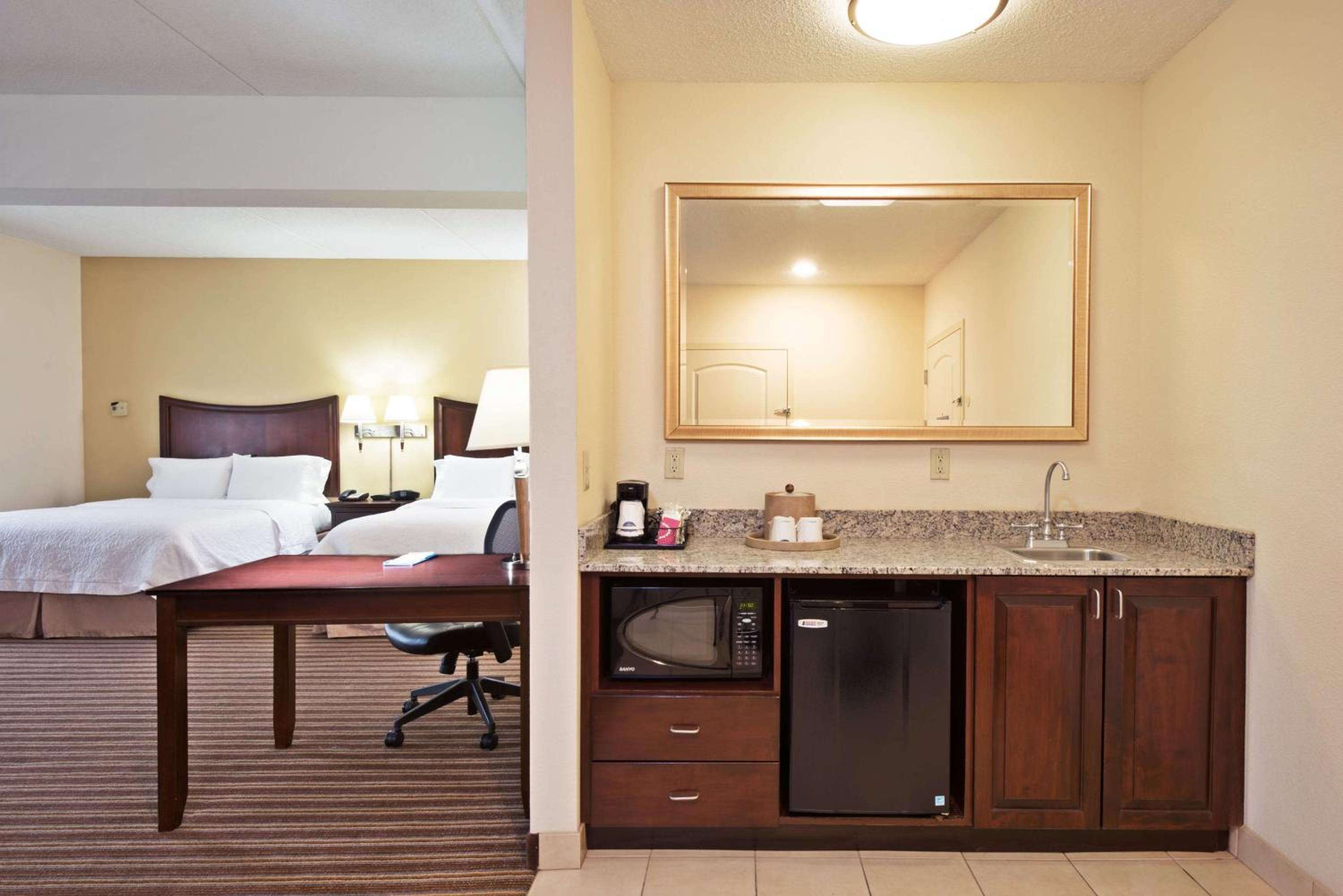 Queen Studio Suite with Two Queen Beds and Sofa Bed - Non-Smoking - Photo 5