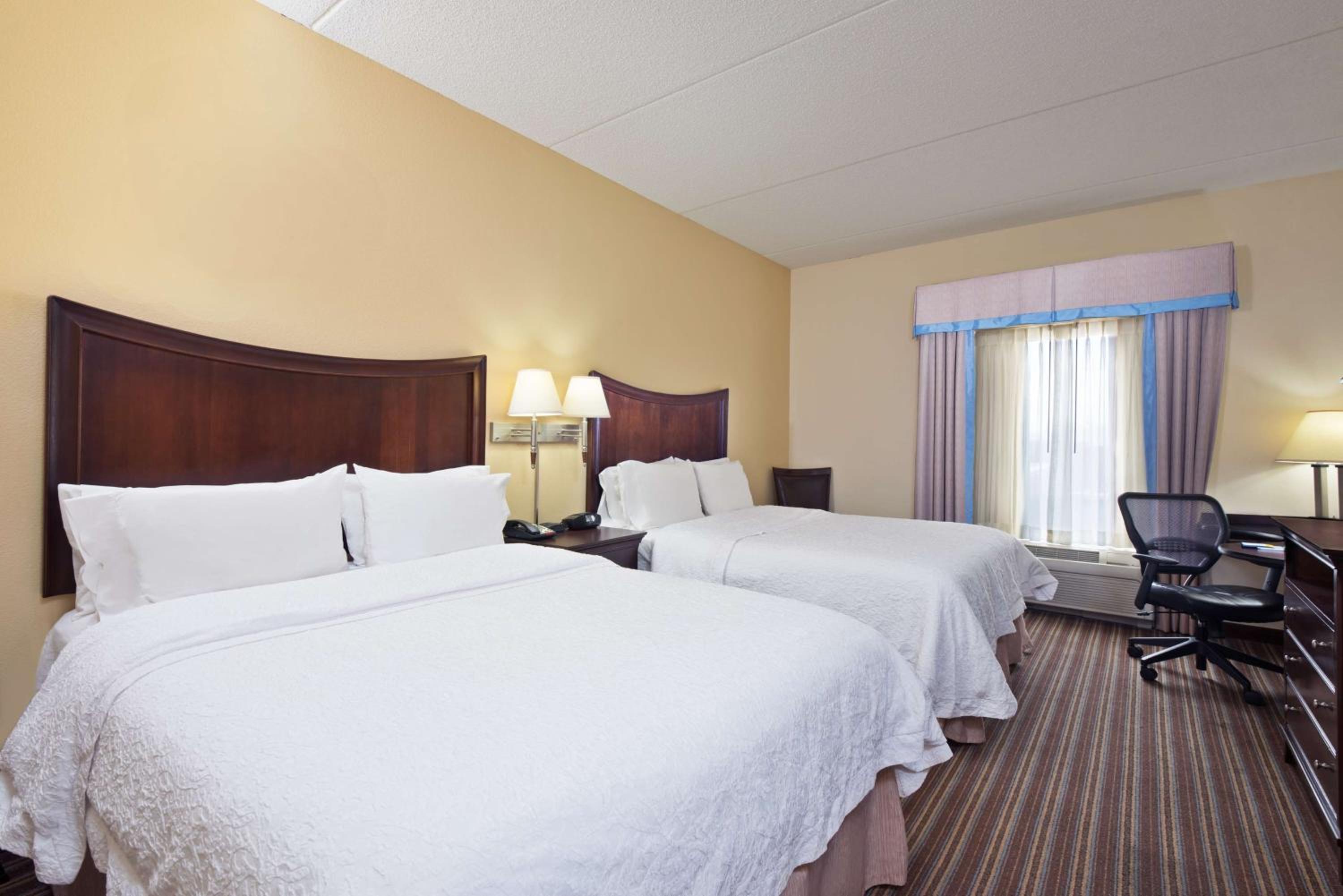 Room with Two Queen Beds - Non-Smoking - Photo 3