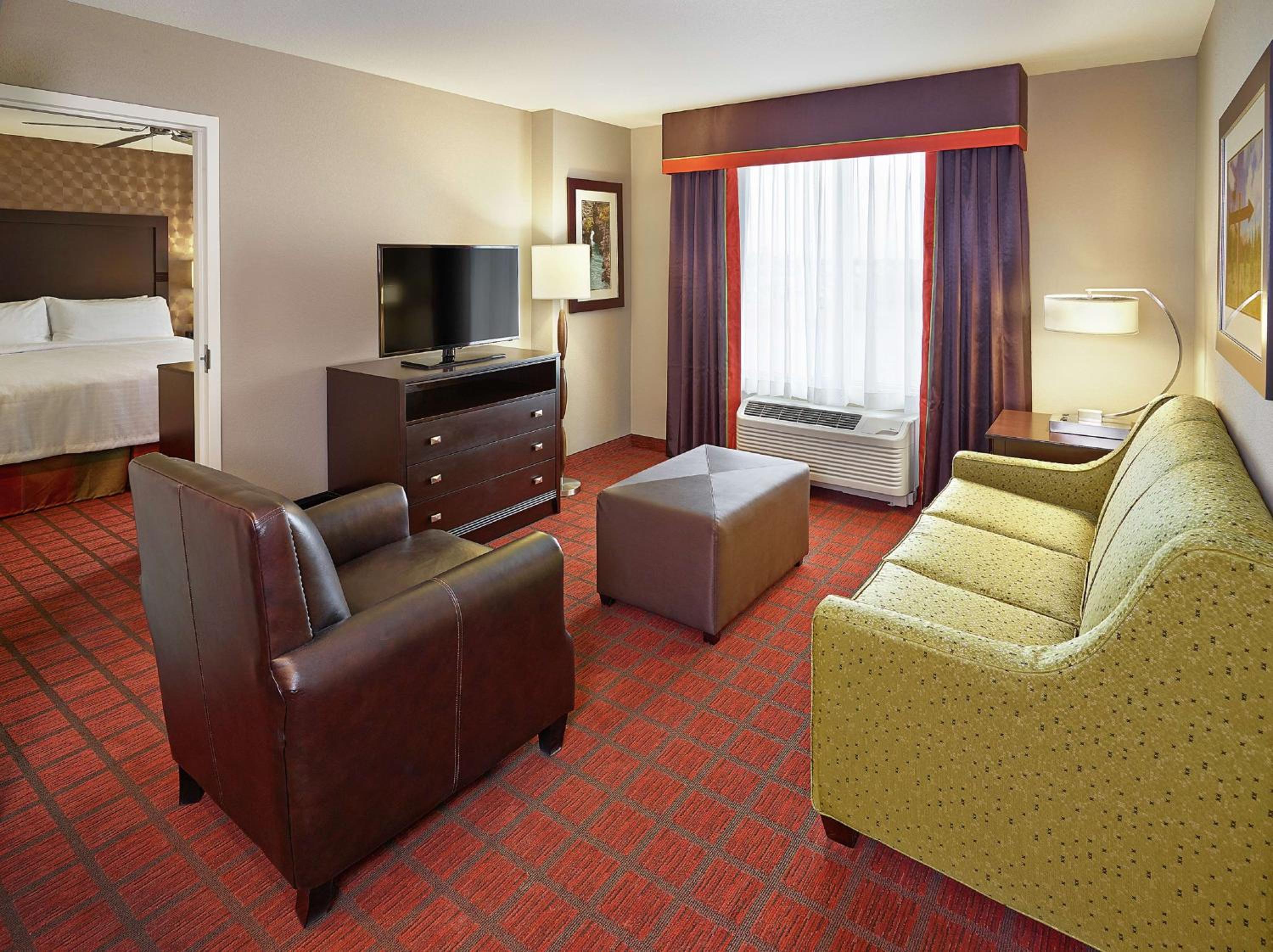Two-Bedroom Suite thumbnail 6