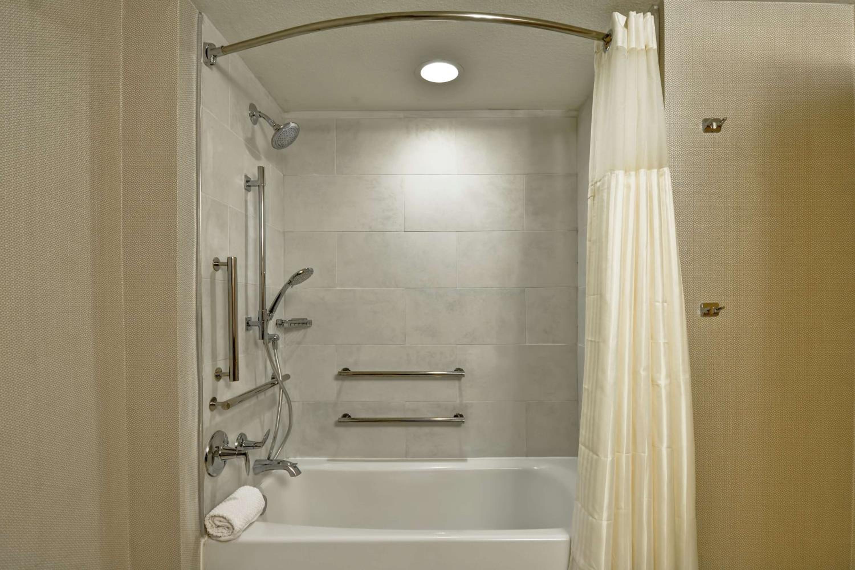 King Room with Accessible Tub - Mobility and Hearing Access/Non-Smoking - Photo 2