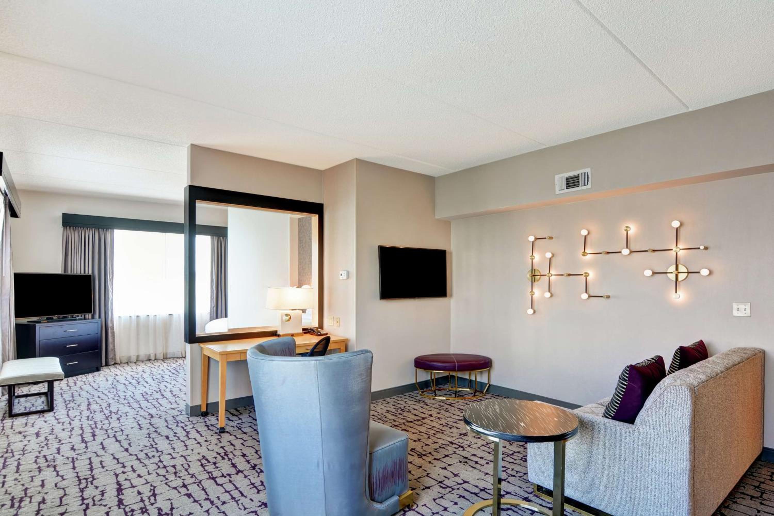 Large King Room with Sofa Bed - Non-Smoking - Photo 3