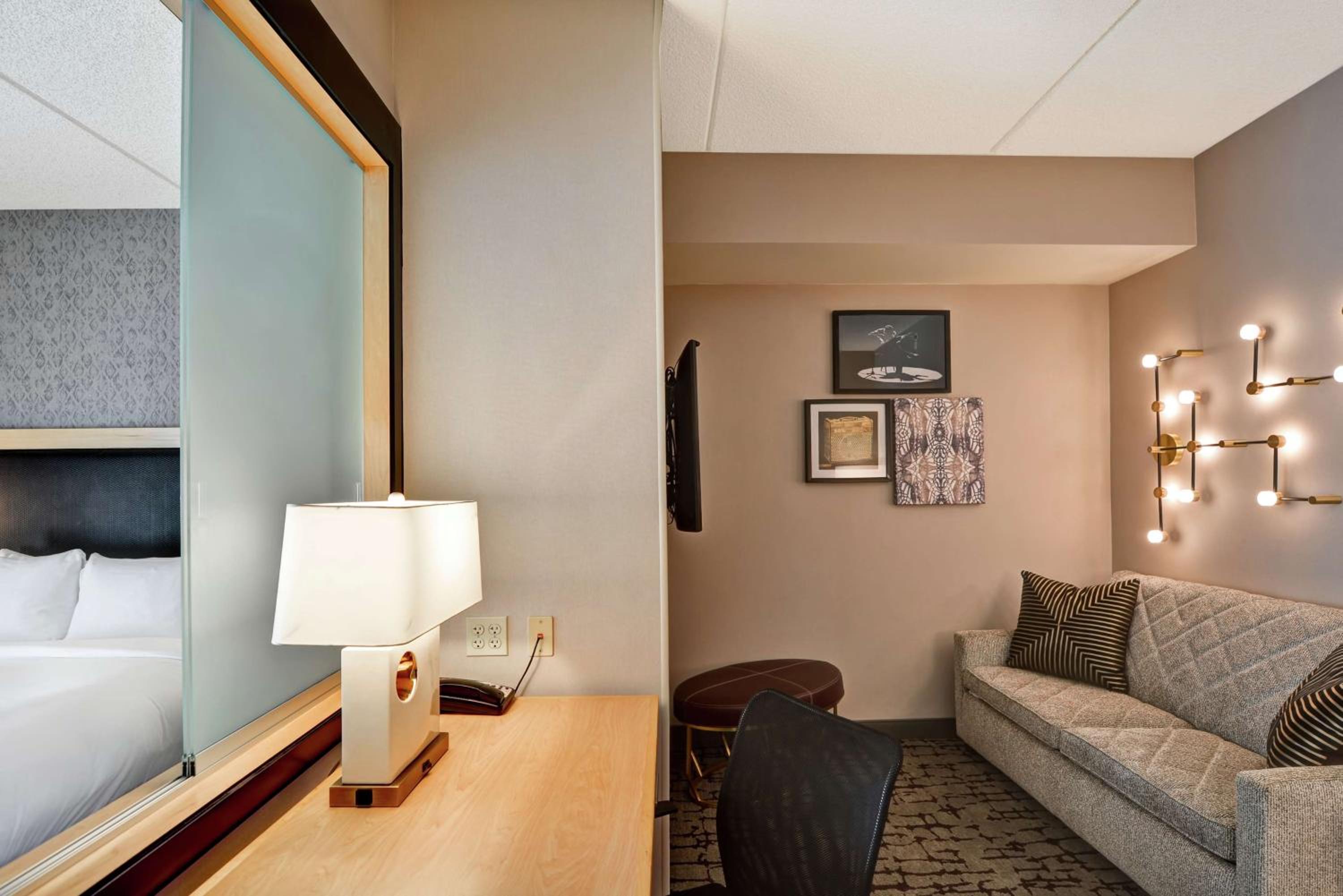 King Room with Sofa Bed - Non-Smoking - Photo 3