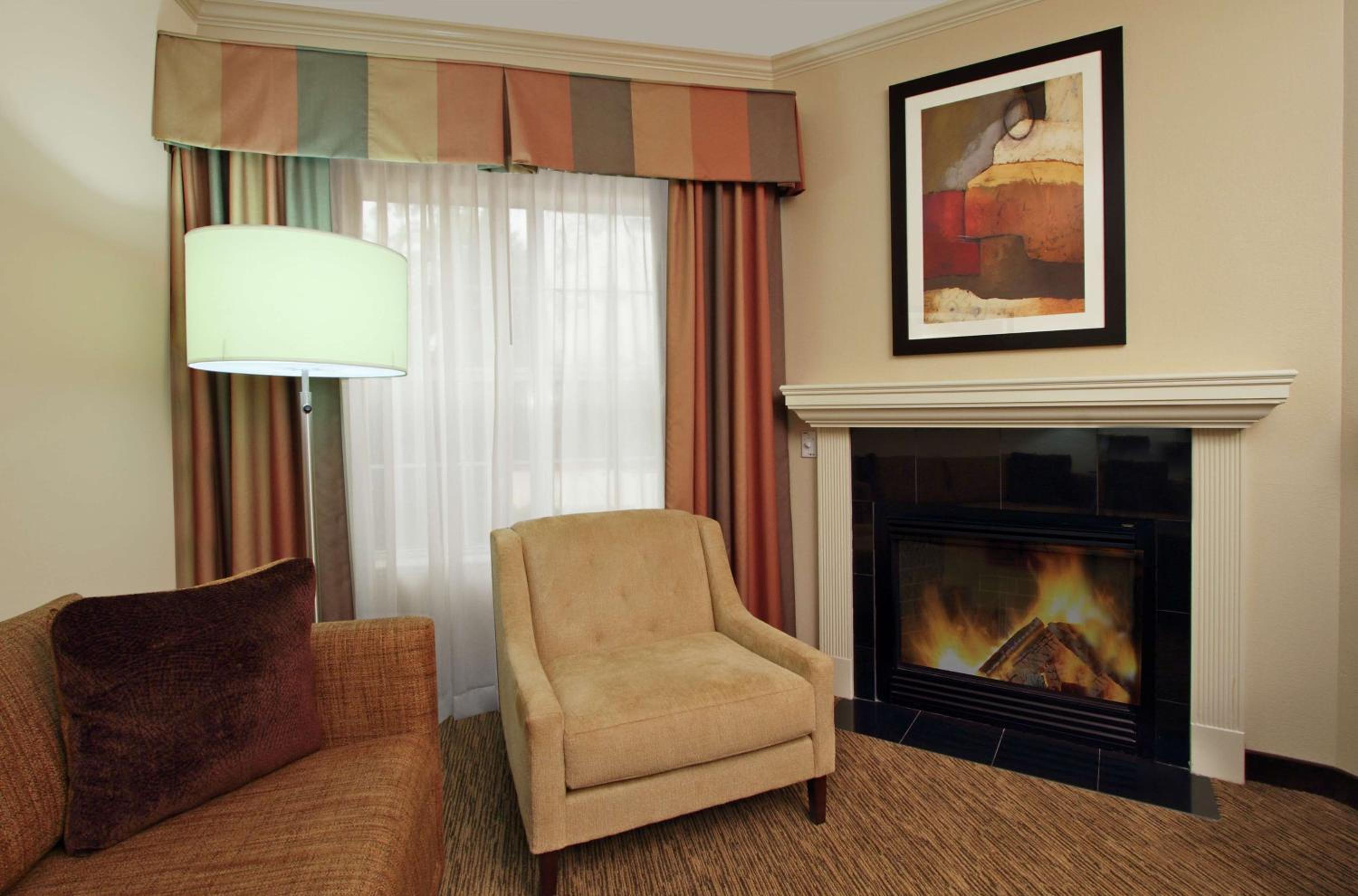 Premium King Suite with Fireplace - Smoking - Photo 2