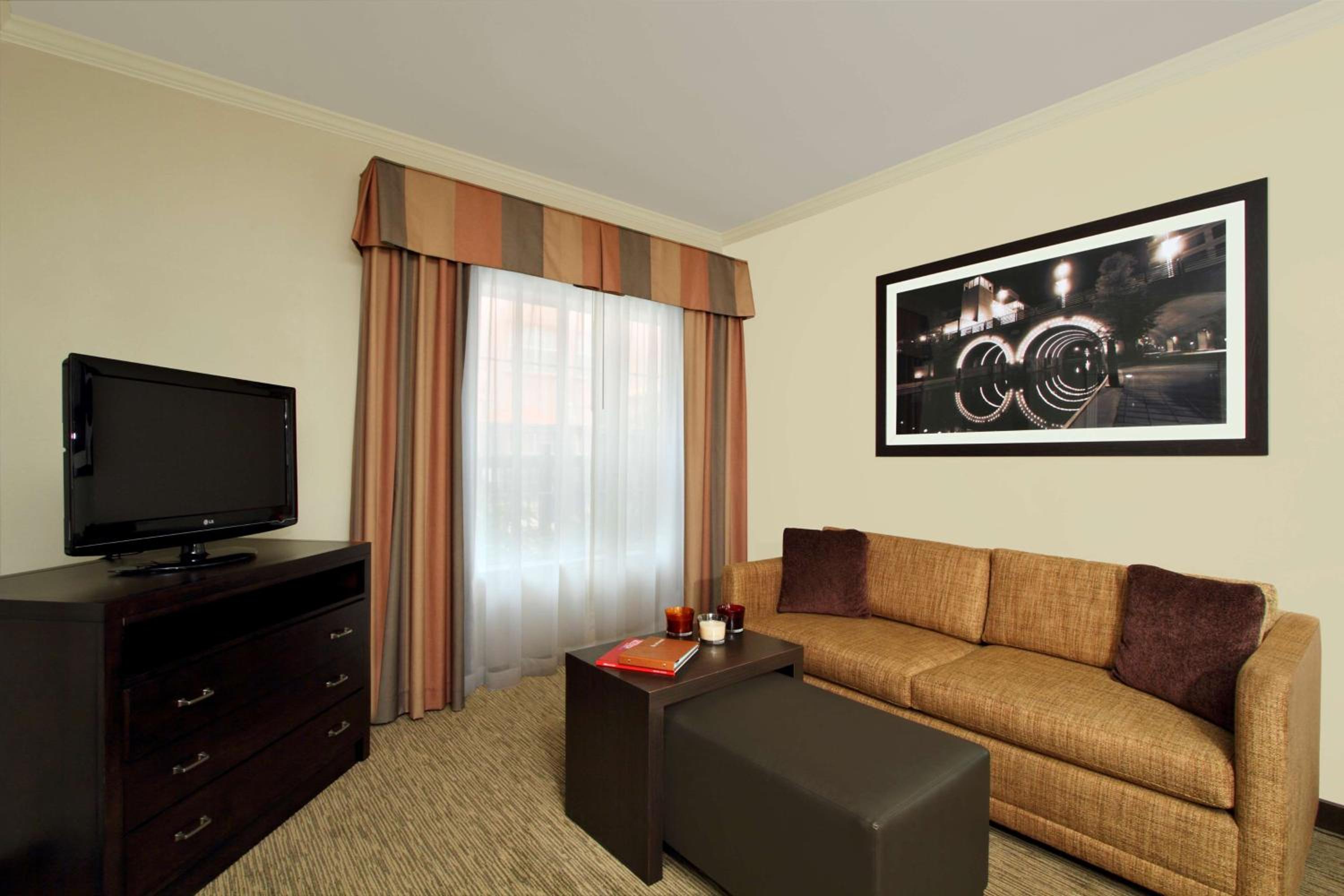 One-Bedroom Queen Suite with Two Queen Beds - Non-Smoking - Photo 5
